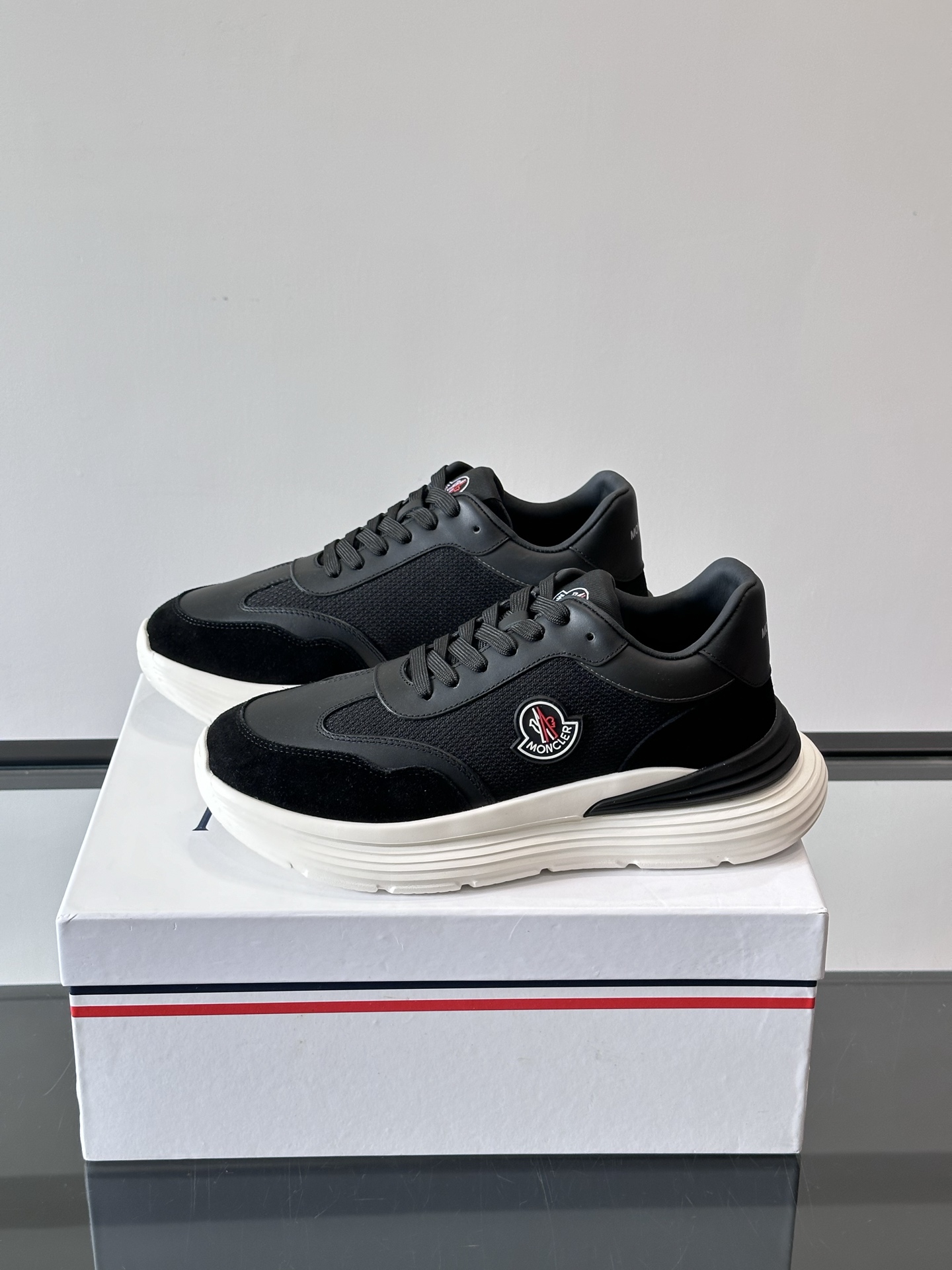 Moncler/蒙口男士休闲运动鞋，具有舒适防滑性能，采用一体成型进口飞织科技面料制成，兼备创新、功能性