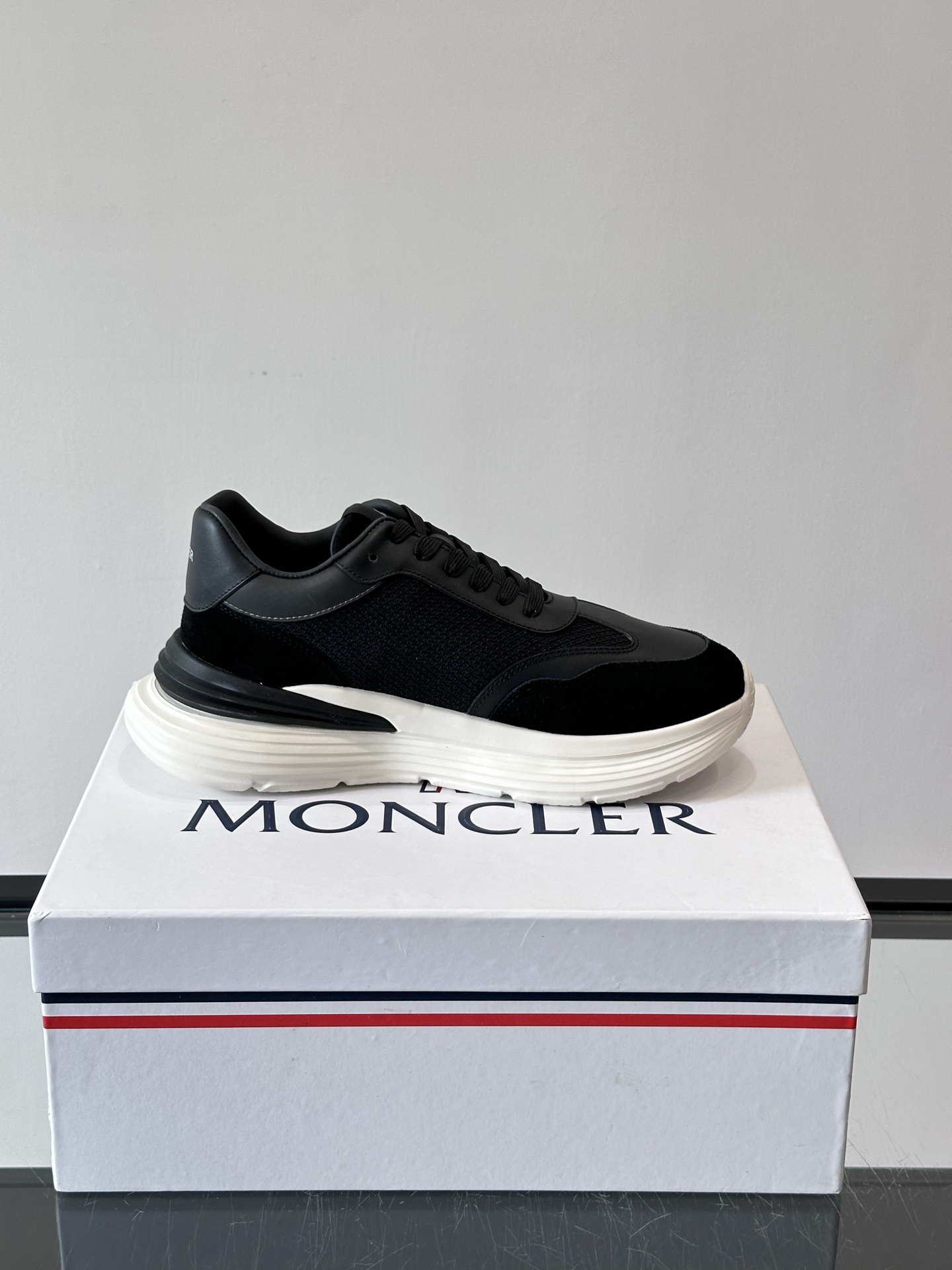 Moncler/蒙口男士休闲运动鞋，具有舒适防滑性能，采用一体成型进口飞织科技面料制成，兼备创新、功能性