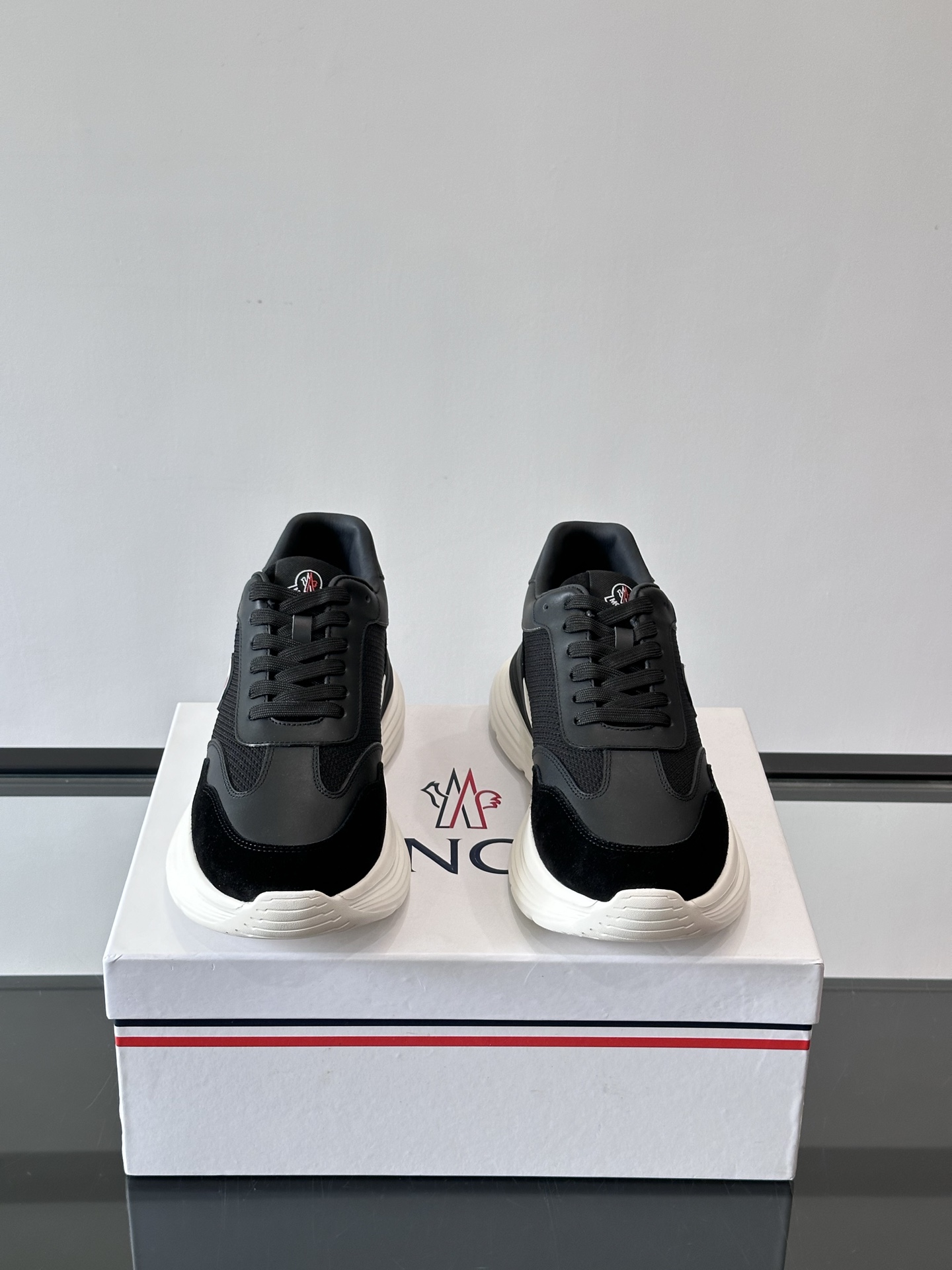 Moncler/蒙口男士休闲运动鞋，具有舒适防滑性能，采用一体成型进口飞织科技面料制成，兼备创新、功能性