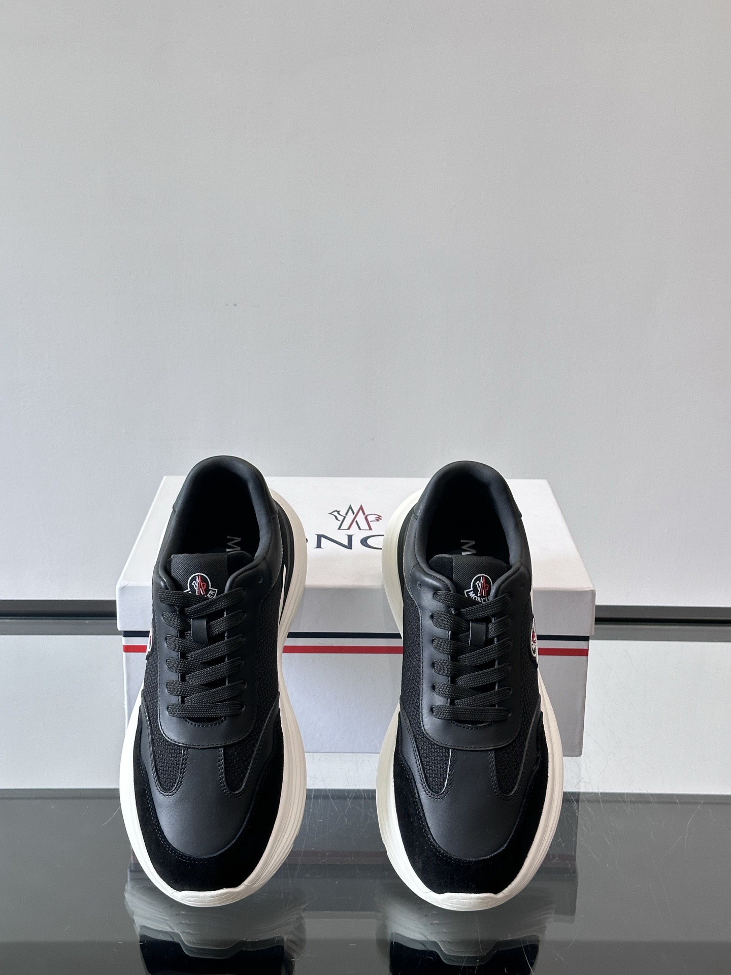 Moncler/蒙口男士休闲运动鞋，具有舒适防滑性能，采用一体成型进口飞织科技面料制成，兼备创新、功能性