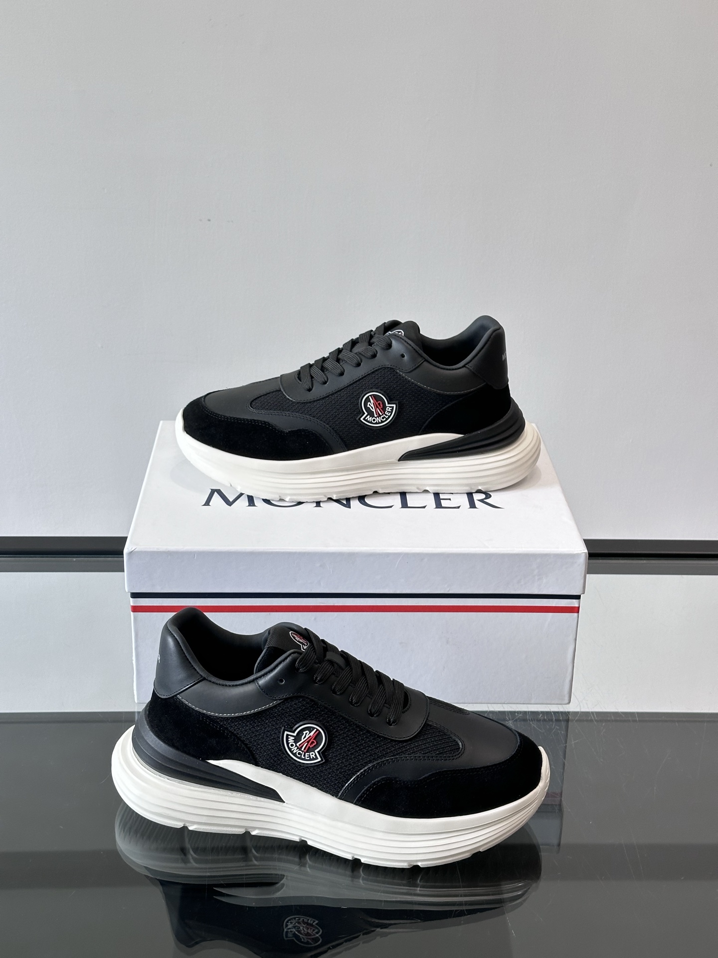 Moncler/蒙口男士休闲运动鞋，具有舒适防滑性能，采用一体成型进口飞织科技面料制成，兼备创新、功能性