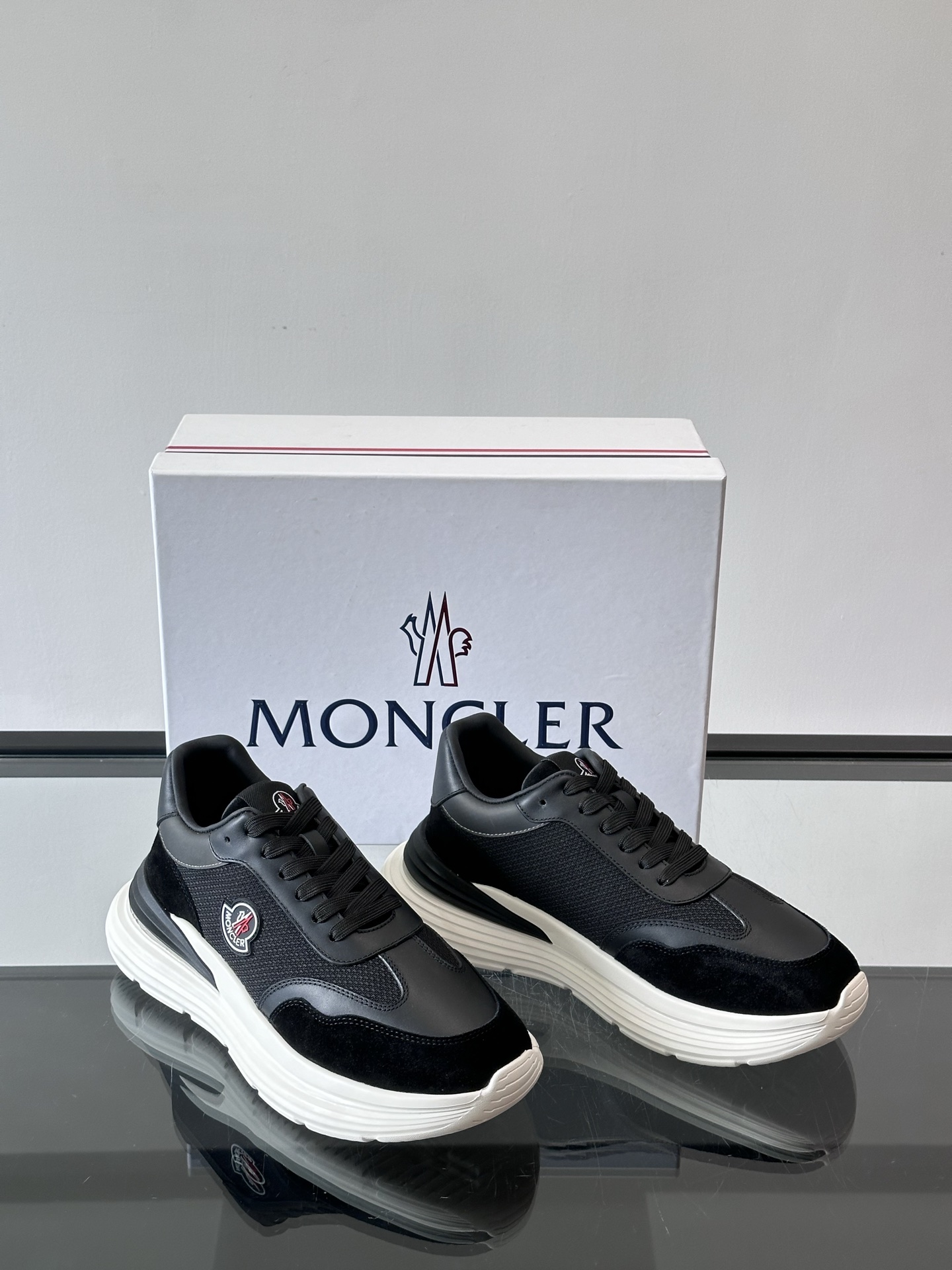 Moncler/蒙口男士休闲运动鞋，具有舒适防滑性能，采用一体成型进口飞织科技面料制成，兼备创新、功能性
