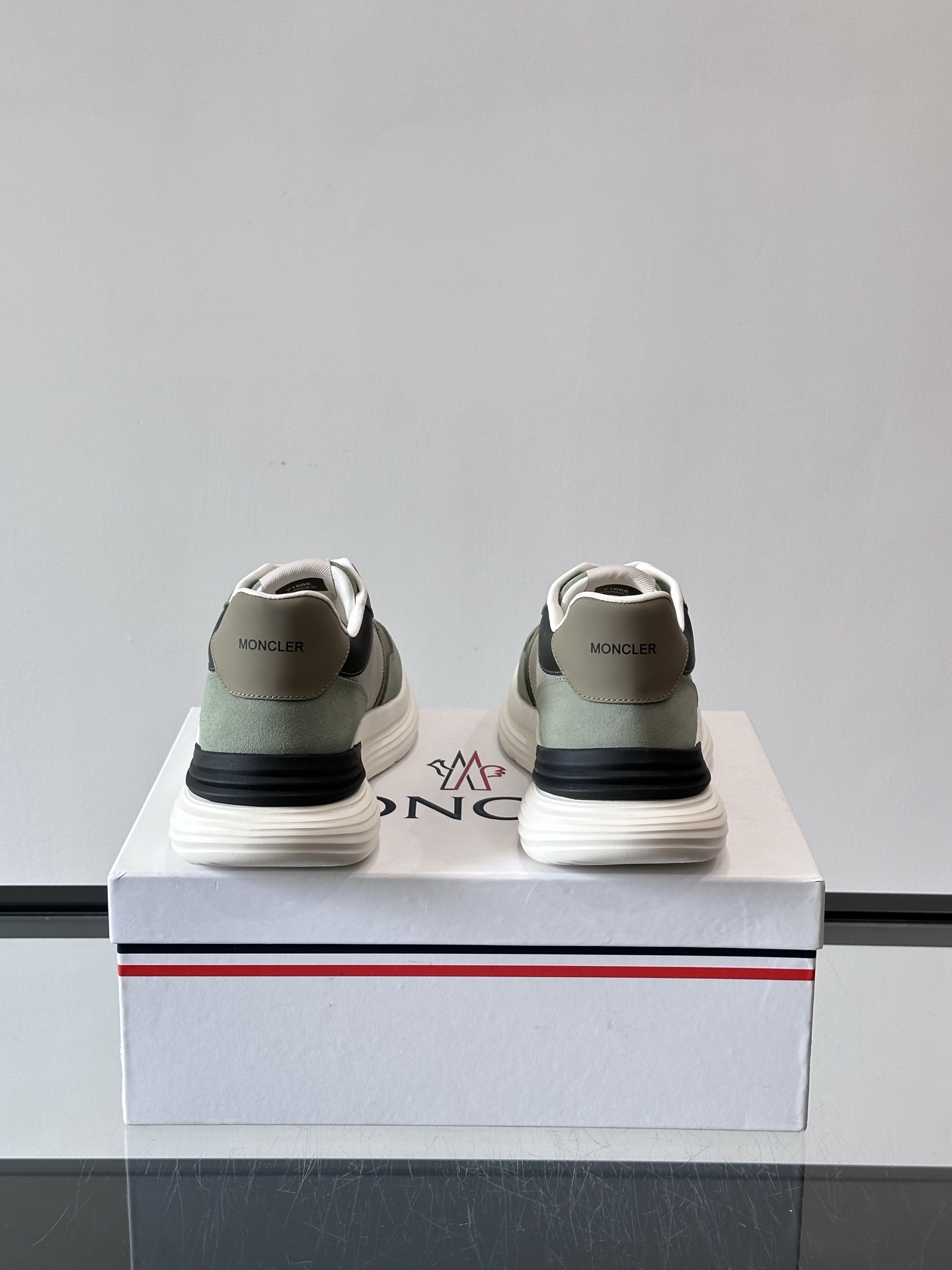 Moncler/蒙口男士休闲运动鞋，具有舒适防滑性能，采用一体成型进口飞织科技面料制成，兼备创新、功能性