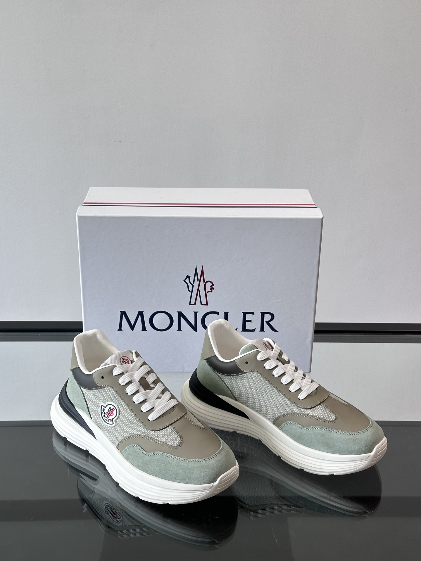 Moncler/蒙口男士休闲运动鞋，具有舒适防滑性能，采用一体成型进口飞织科技面料制成，兼备创新、功能性