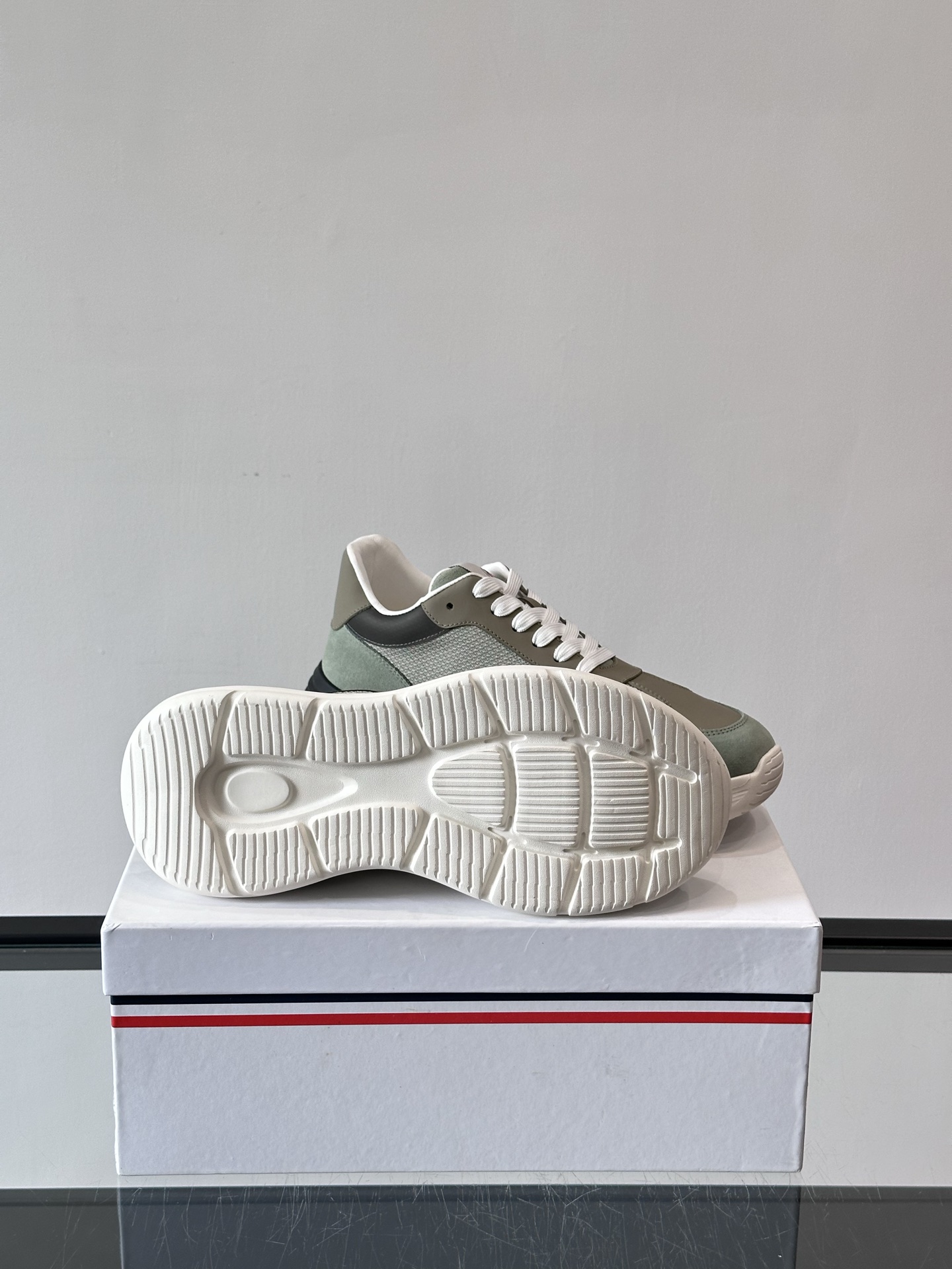 Moncler/蒙口男士休闲运动鞋，具有舒适防滑性能，采用一体成型进口飞织科技面料制成，兼备创新、功能性