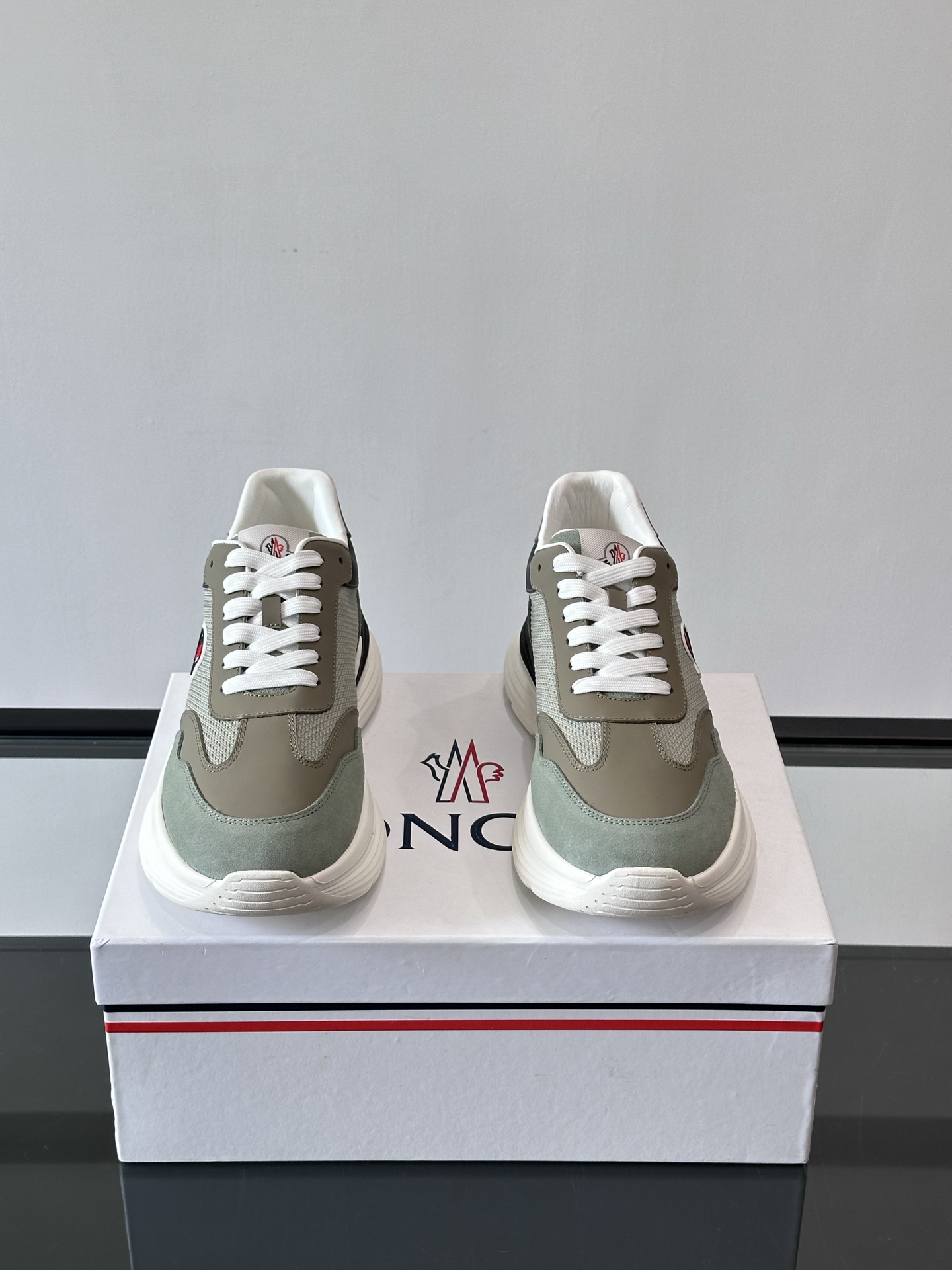 Moncler/蒙口男士休闲运动鞋，具有舒适防滑性能，采用一体成型进口飞织科技面料制成，兼备创新、功能性