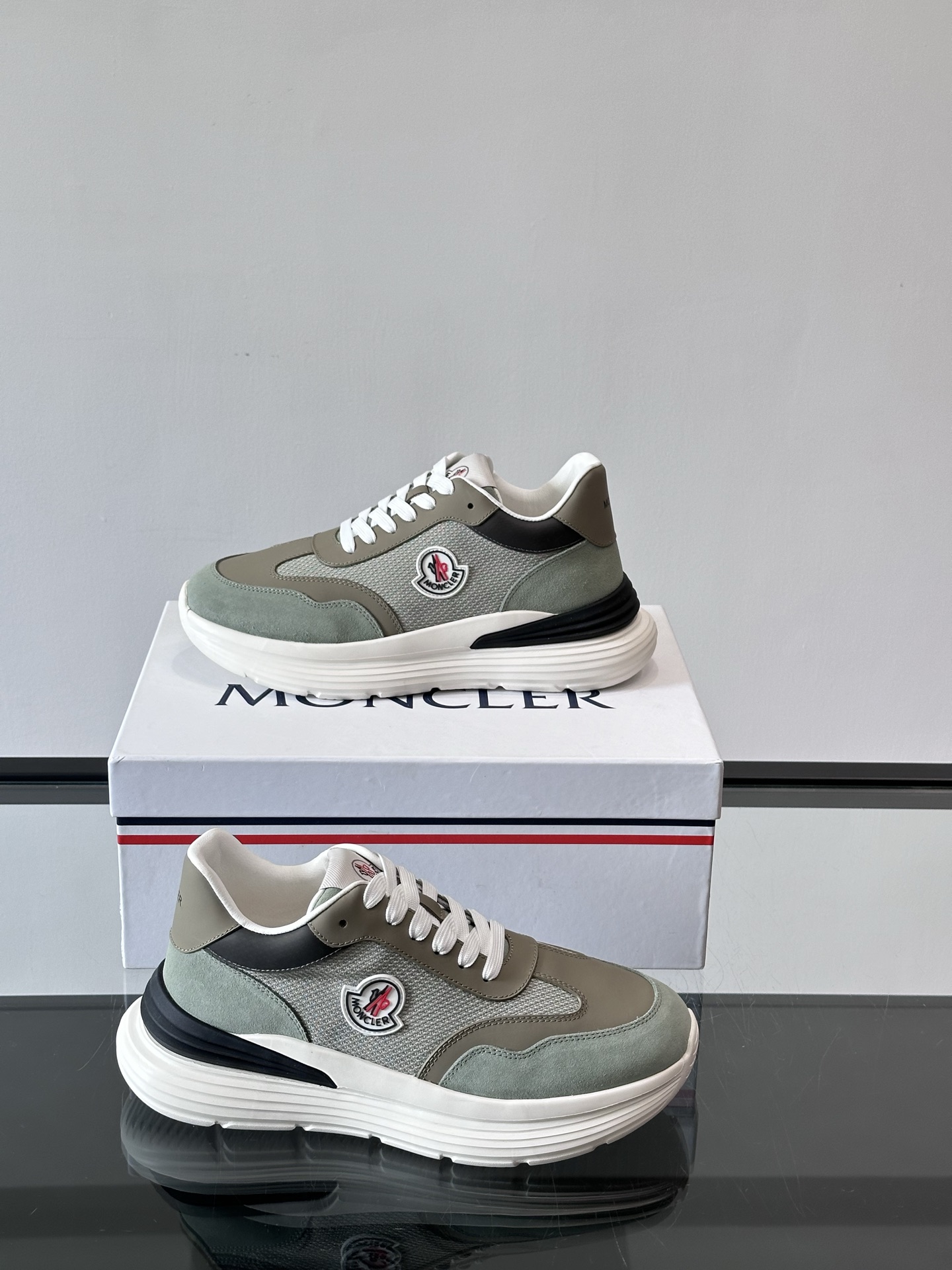 Moncler/蒙口男士休闲运动鞋，具有舒适防滑性能，采用一体成型进口飞织科技面料制成，兼备创新、功能性