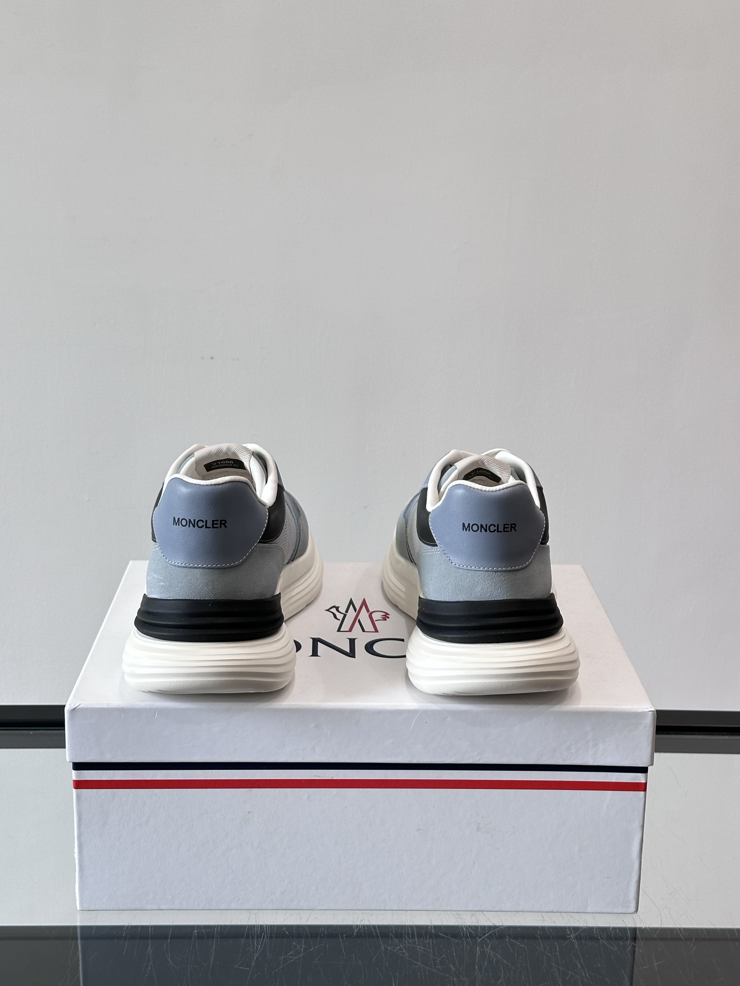 Moncler/蒙口男士休闲运动鞋，具有舒适防滑性能，采用一体成型进口飞织科技面料制成，兼备创新、功能性