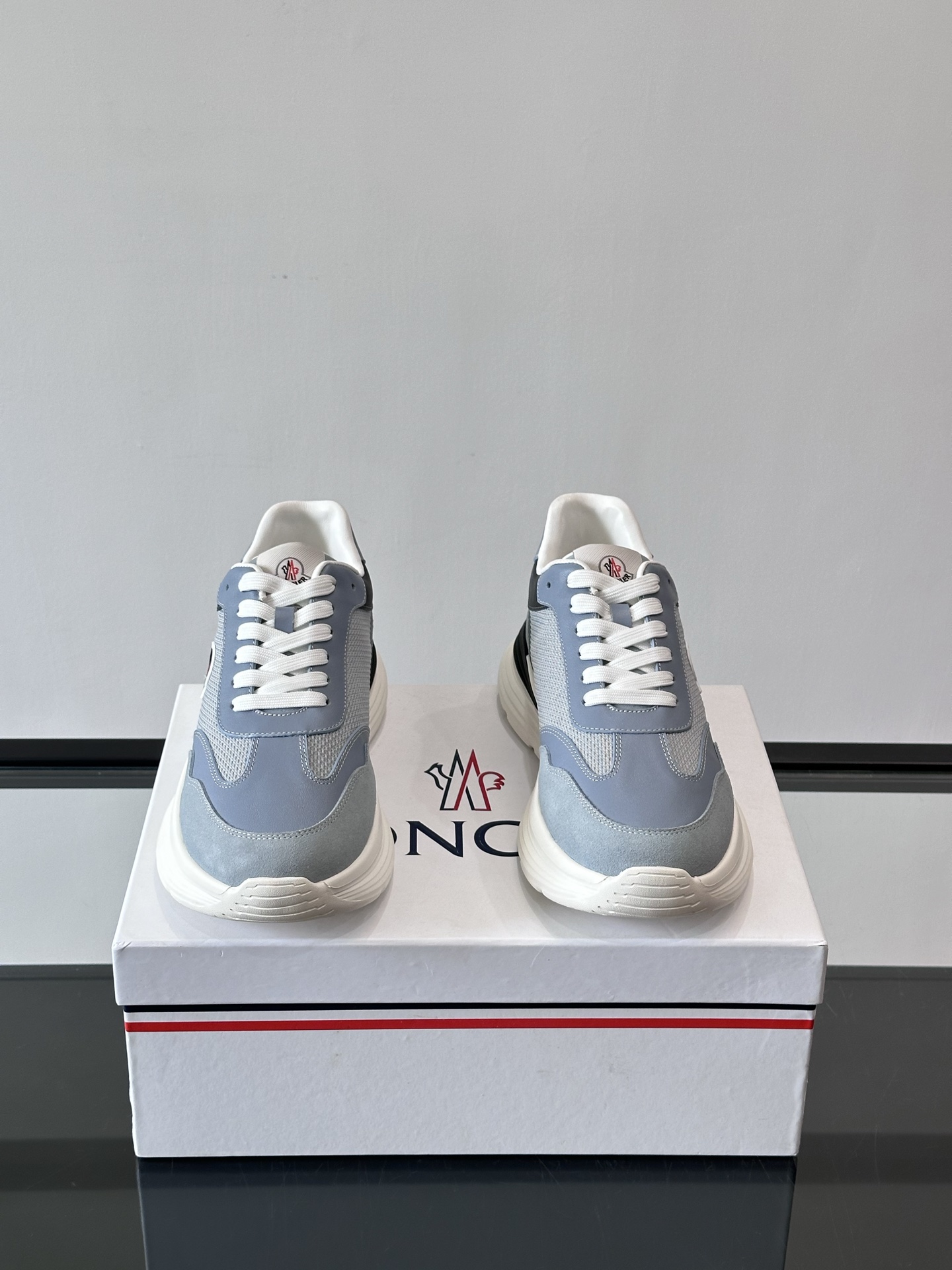 Moncler/蒙口男士休闲运动鞋，具有舒适防滑性能，采用一体成型进口飞织科技面料制成，兼备创新、功能性