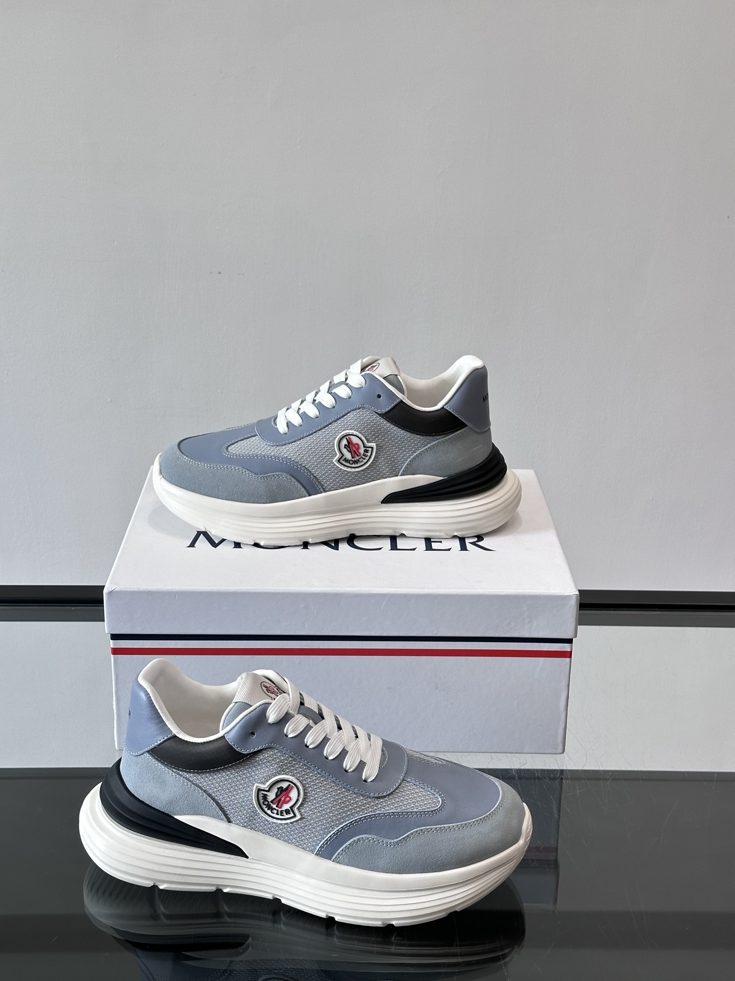 Moncler/蒙口男士休闲运动鞋，具有舒适防滑性能，采用一体成型进口飞织科技面料制成，兼备创新、功能性