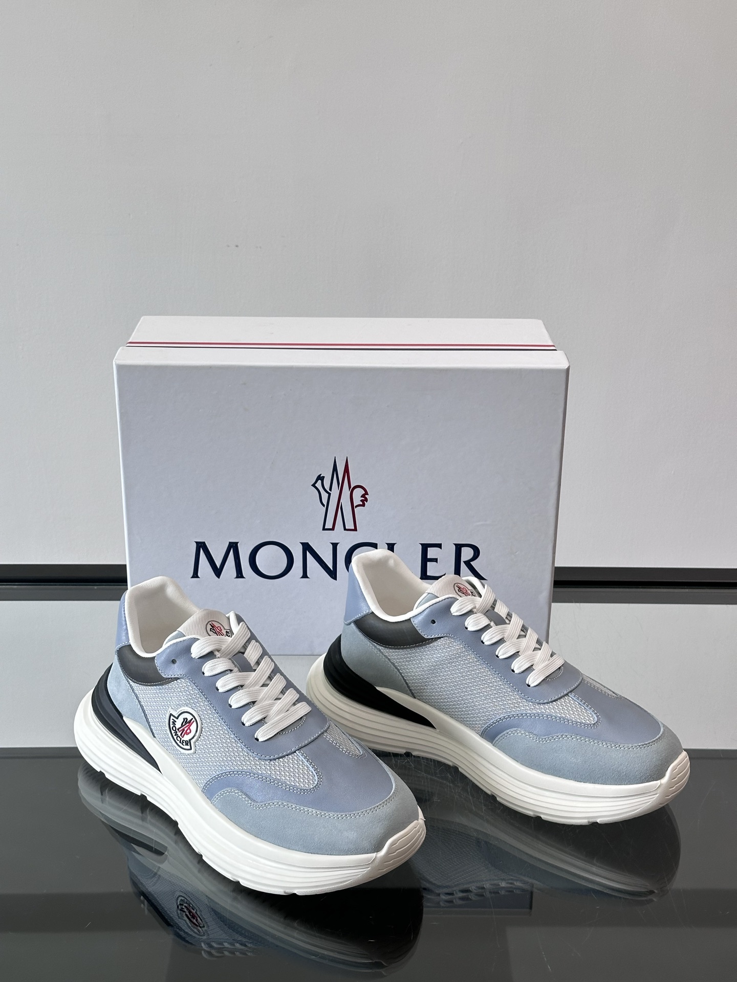 Moncler/蒙口男士休闲运动鞋，具有舒适防滑性能，采用一体成型进口飞织科技面料制成，兼备创新、功能性
