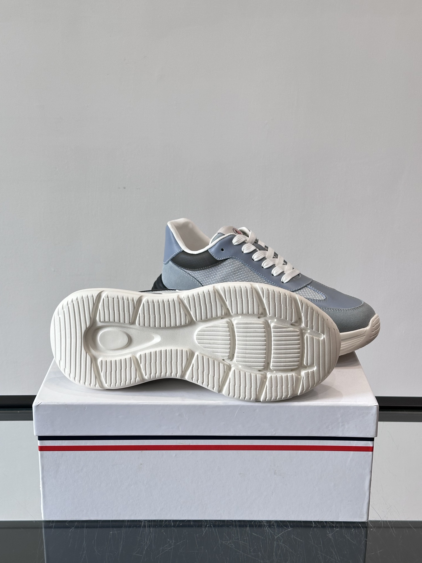 Moncler/蒙口男士休闲运动鞋，具有舒适防滑性能，采用一体成型进口飞织科技面料制成，兼备创新、功能性