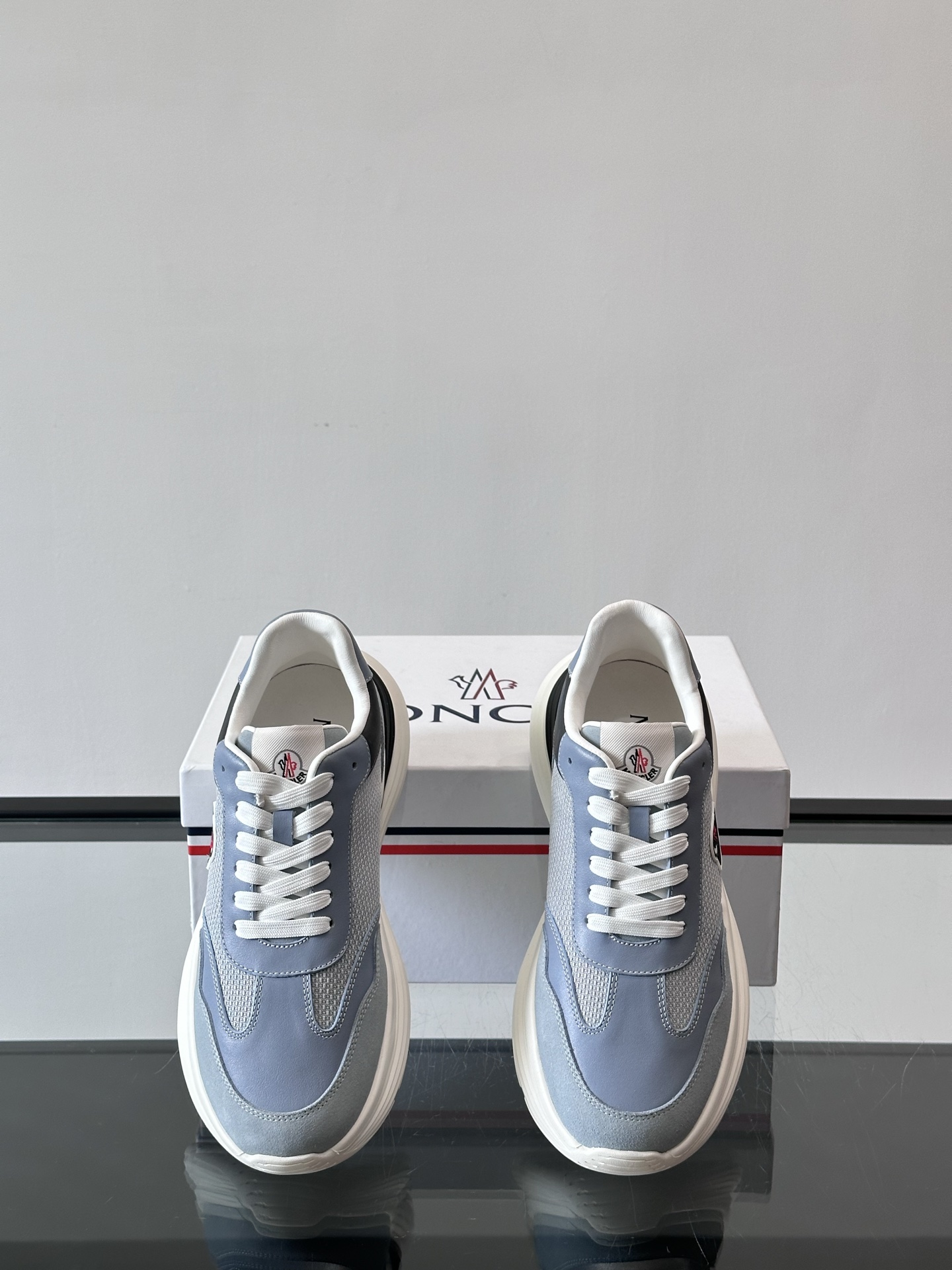 Moncler/蒙口男士休闲运动鞋，具有舒适防滑性能，采用一体成型进口飞织科技面料制成，兼备创新、功能性