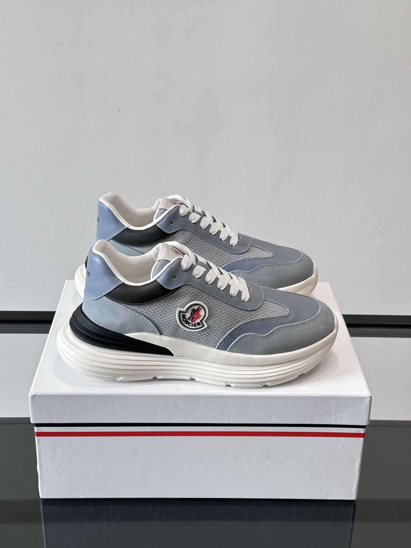 Moncler/蒙口男士休闲运动鞋，具有舒适防滑性能，采用一体成型进口飞织科技面料制成，兼备创新、功能性