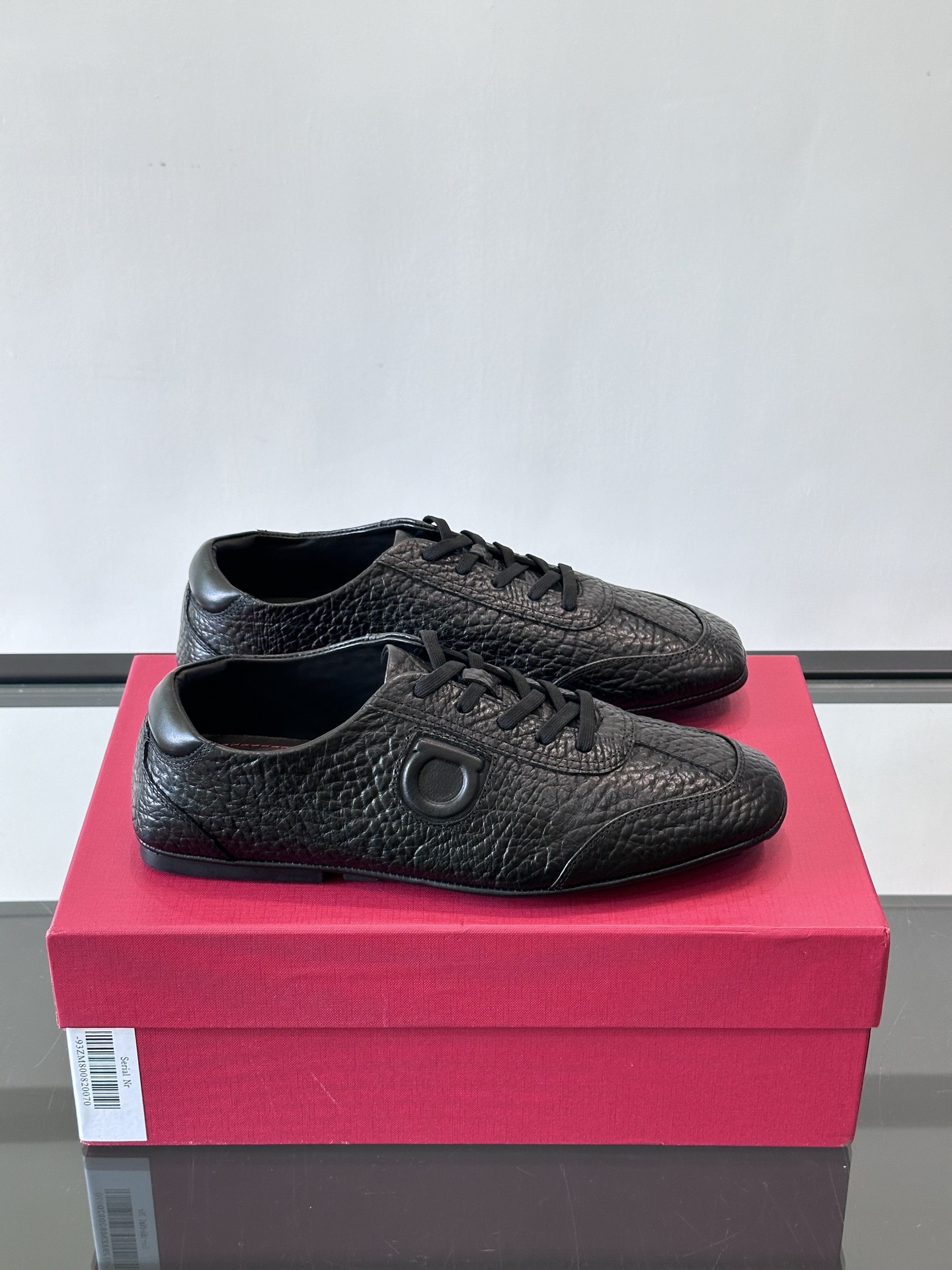 Ferragamo/菲拉格慕 新款男士休闲鞋，这款低帮休闲鞋鞋面选用进口牛皮面料。其灵感源自九十年代篮球