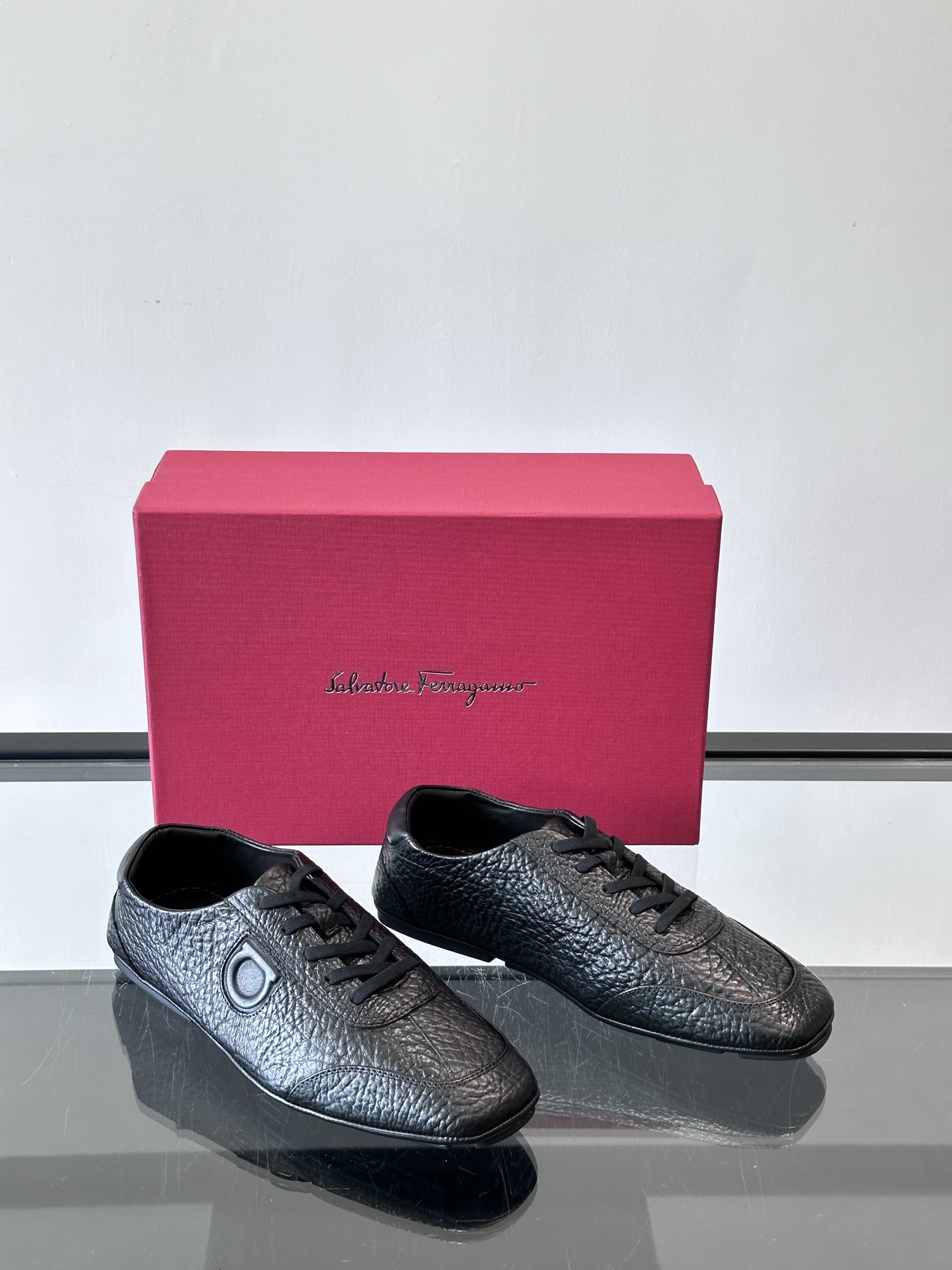 Ferragamo/菲拉格慕 新款男士休闲鞋，这款低帮休闲鞋鞋面选用进口牛皮面料。其灵感源自九十年代篮球