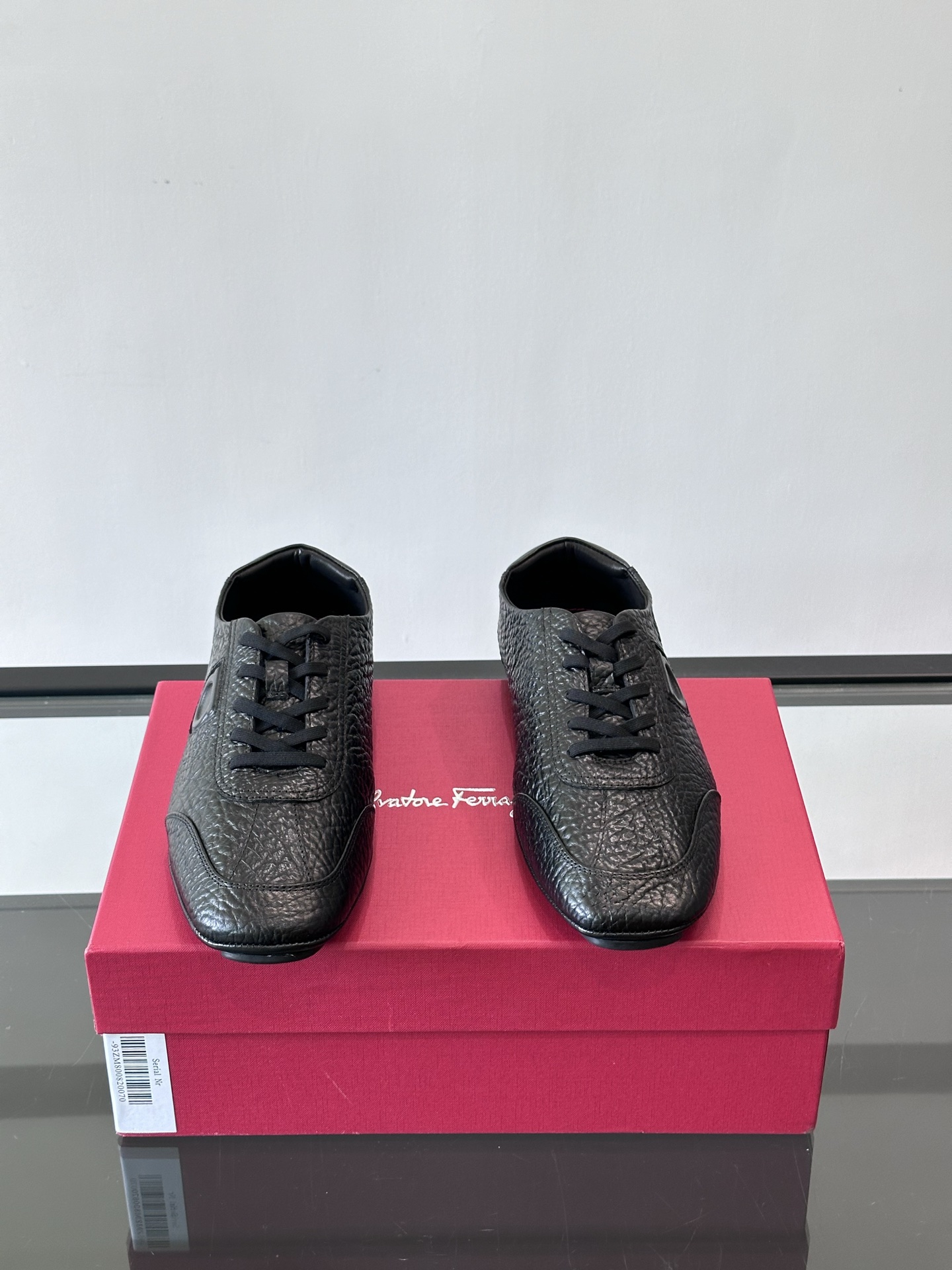 Ferragamo/菲拉格慕 新款男士休闲鞋，这款低帮休闲鞋鞋面选用进口牛皮面料。其灵感源自九十年代篮球