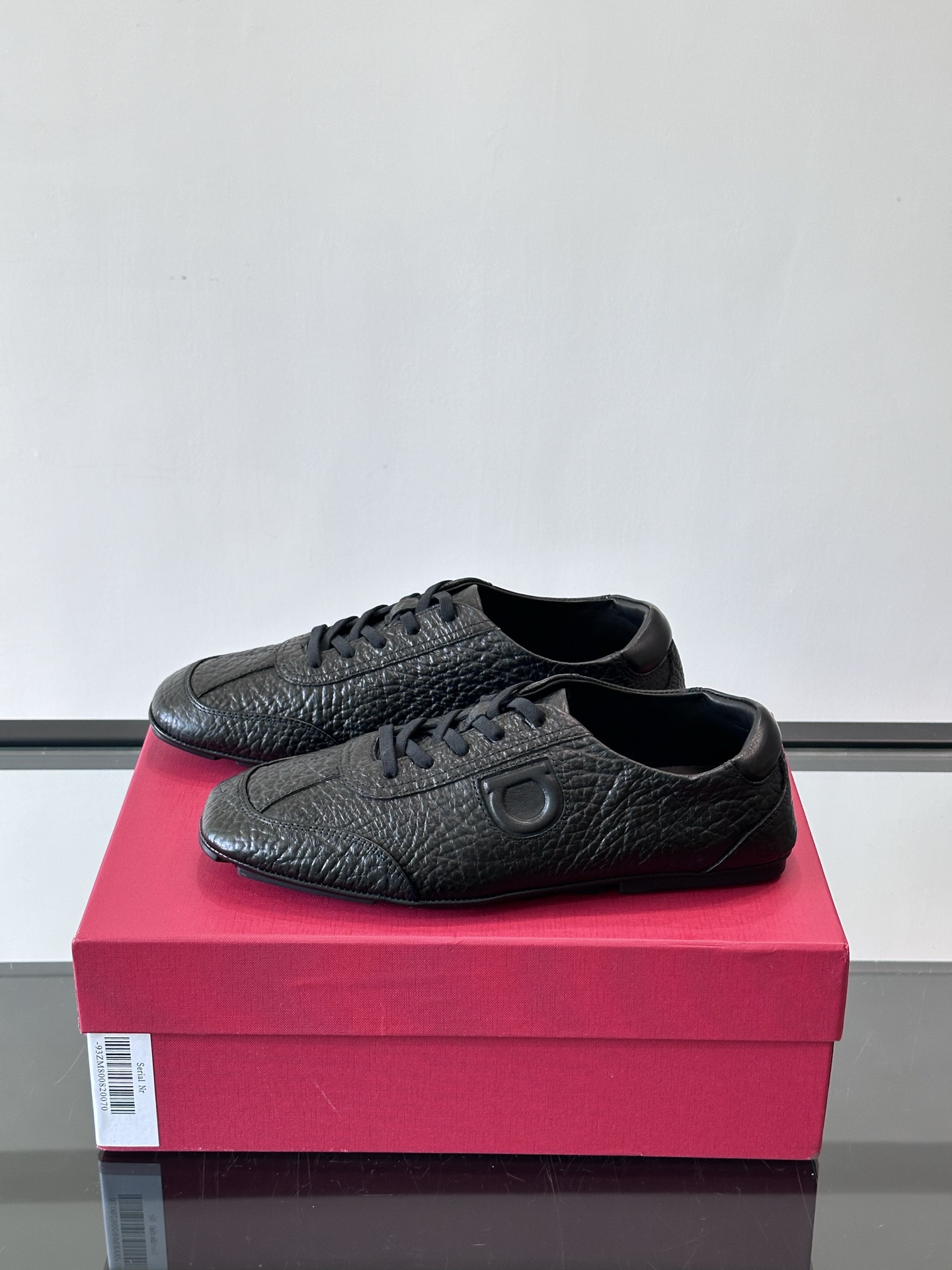 Ferragamo/菲拉格慕 新款男士休闲鞋，这款低帮休闲鞋鞋面选用进口牛皮面料。其灵感源自九十年代篮球