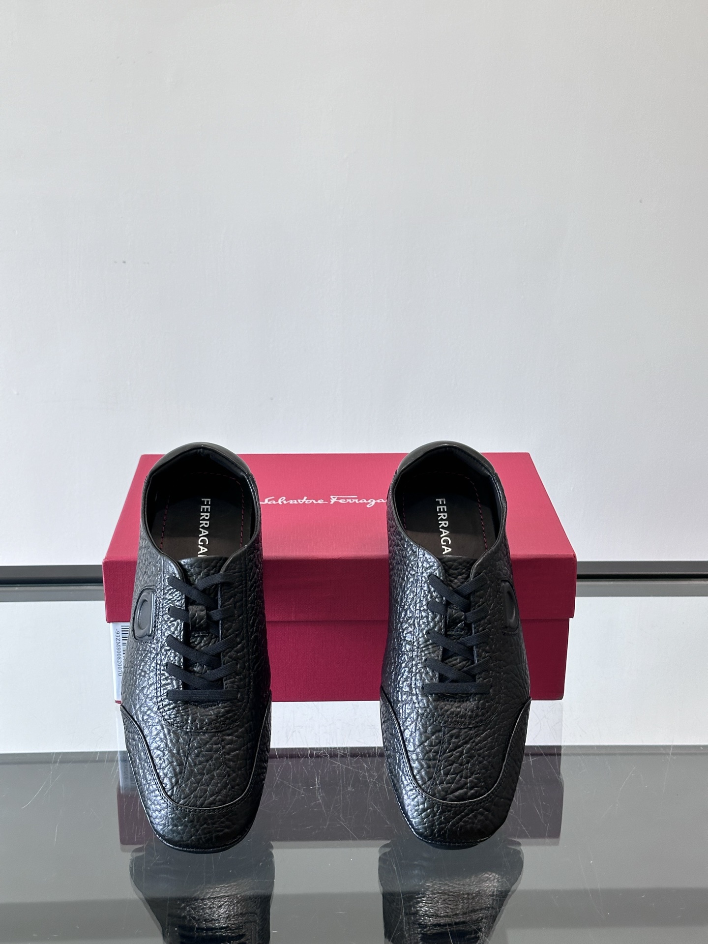 Ferragamo/菲拉格慕 新款男士休闲鞋，这款低帮休闲鞋鞋面选用进口牛皮面料。其灵感源自九十年代篮球