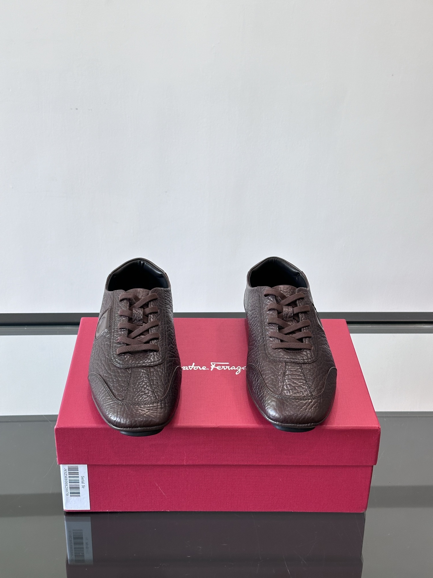 Ferragamo/菲拉格慕 新款男士休闲鞋，这款低帮休闲鞋鞋面选用进口牛皮面料。其灵感源自九十年代篮球
