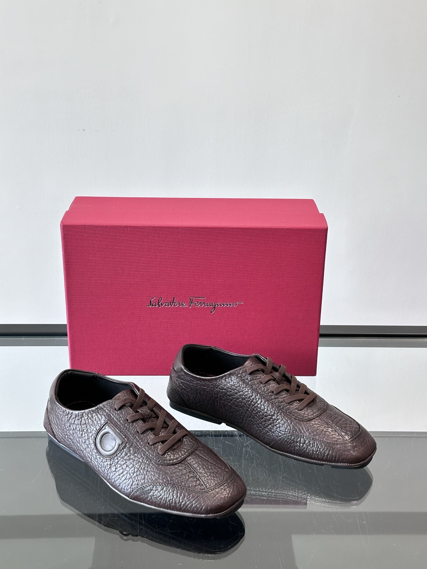 Ferragamo/菲拉格慕 新款男士休闲鞋，这款低帮休闲鞋鞋面选用进口牛皮面料。其灵感源自九十年代篮球