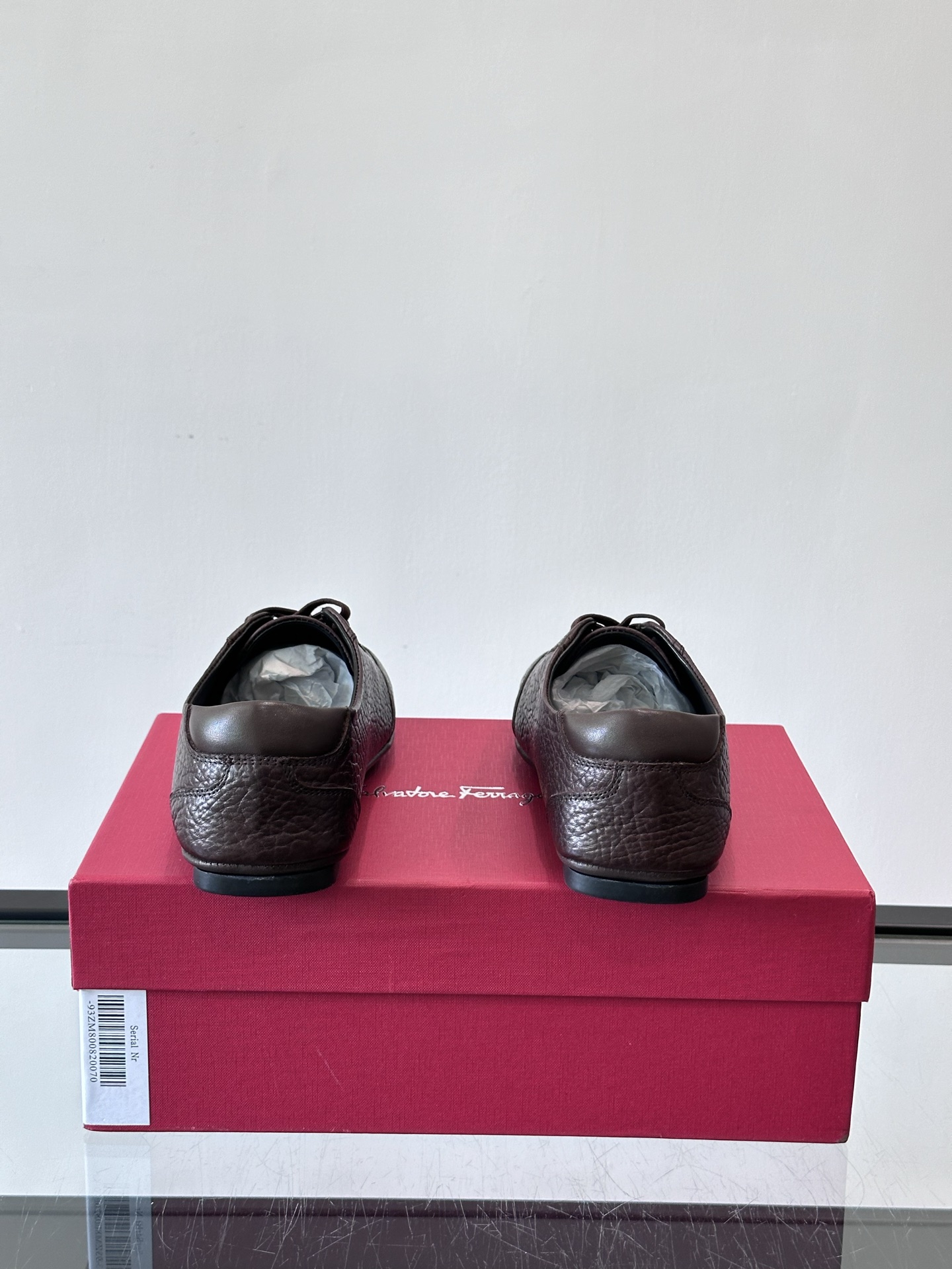 Ferragamo/菲拉格慕 新款男士休闲鞋，这款低帮休闲鞋鞋面选用进口牛皮面料。其灵感源自九十年代篮球