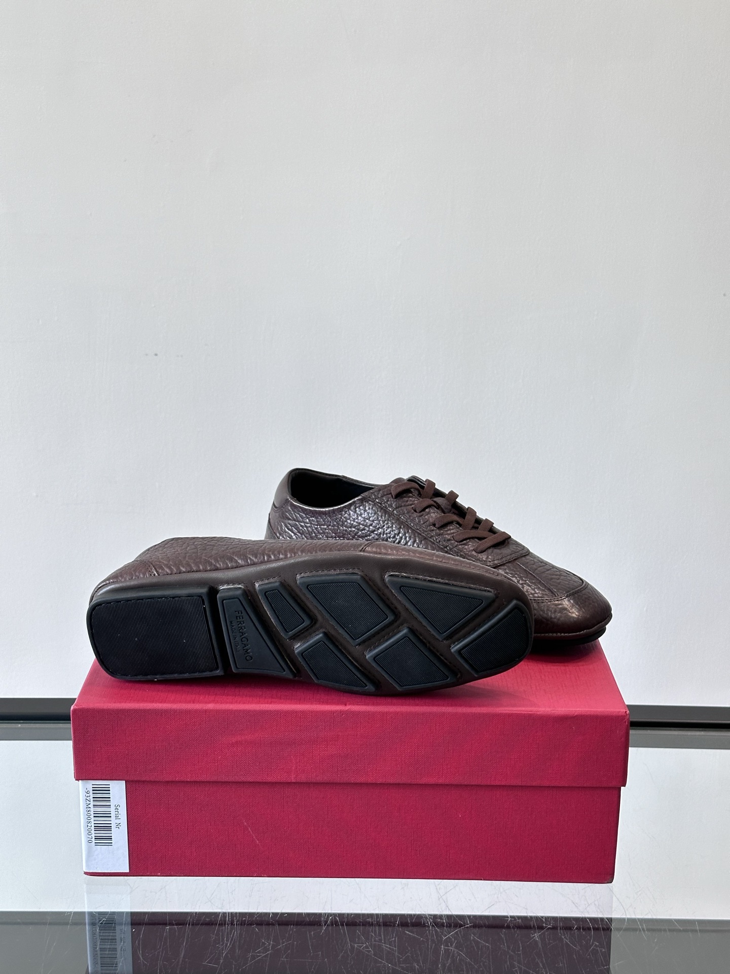 Ferragamo/菲拉格慕 新款男士休闲鞋，这款低帮休闲鞋鞋面选用进口牛皮面料。其灵感源自九十年代篮球