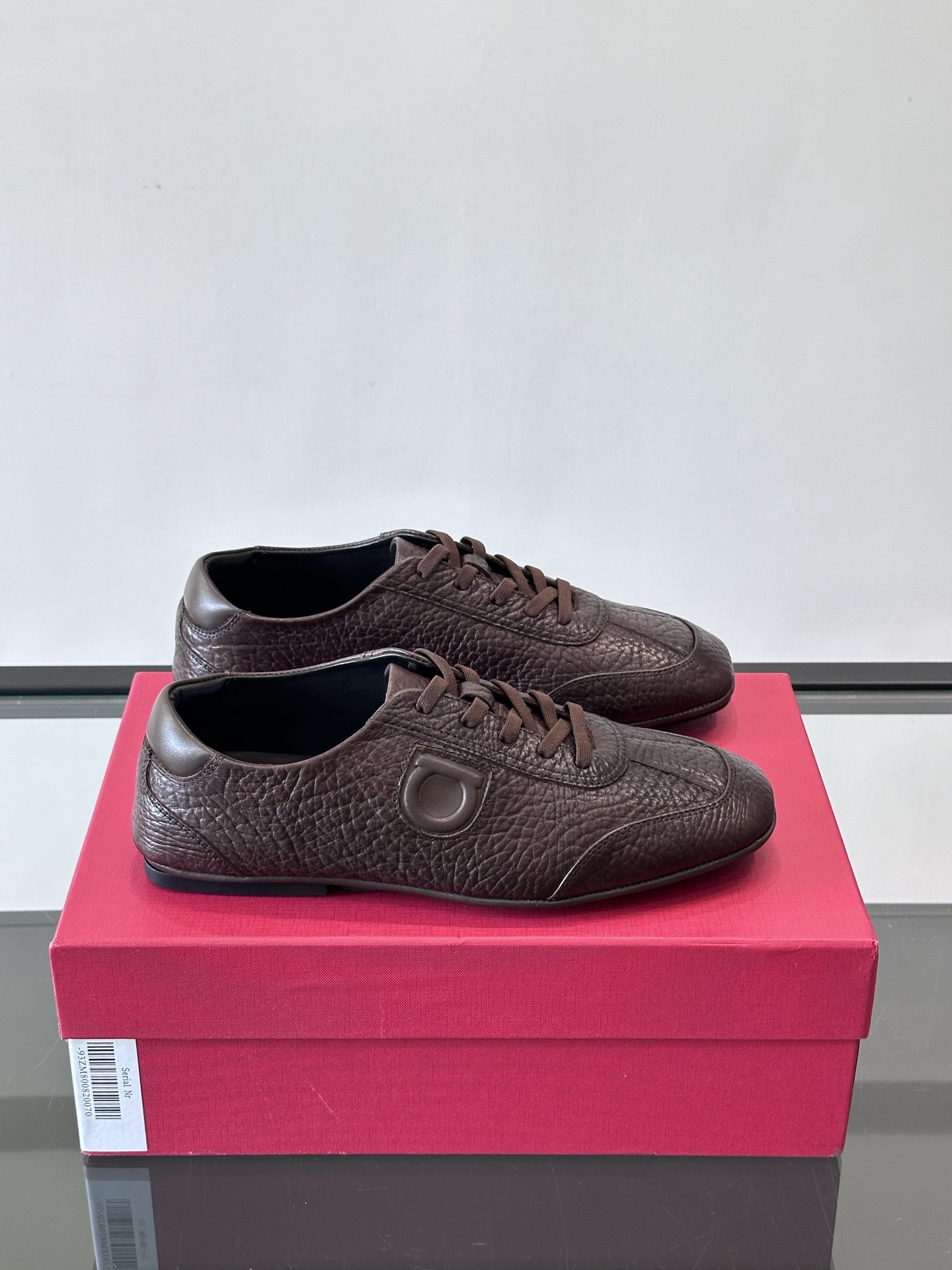 Ferragamo/菲拉格慕 新款男士休闲鞋，这款低帮休闲鞋鞋面选用进口牛皮面料。其灵感源自九十年代篮球