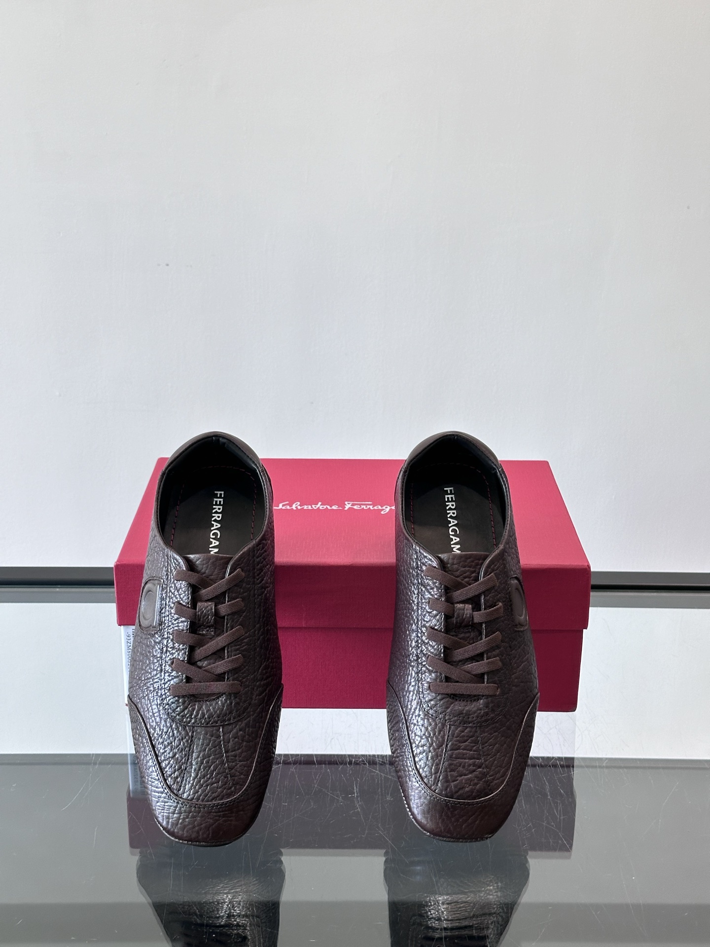Ferragamo/菲拉格慕 新款男士休闲鞋，这款低帮休闲鞋鞋面选用进口牛皮面料。其灵感源自九十年代篮球