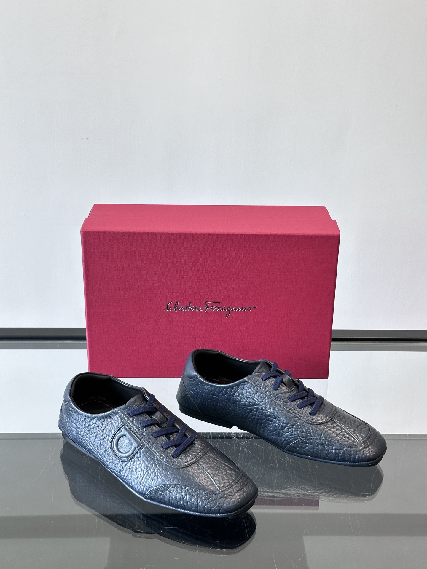 Ferragamo/菲拉格慕 新款男士休闲鞋，这款低帮休闲鞋鞋面选用进口牛皮面料。其灵感源自九十年代篮球