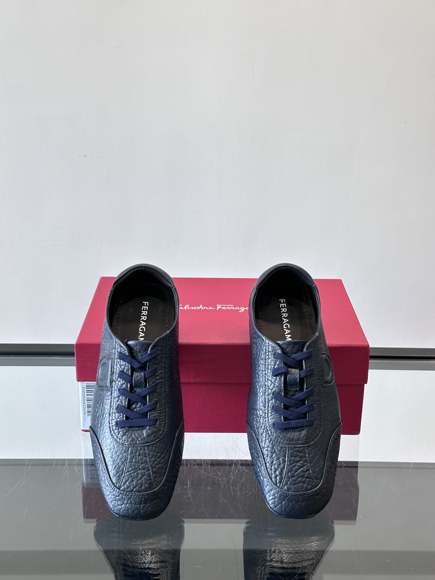 Ferragamo/菲拉格慕 新款男士休闲鞋，这款低帮休闲鞋鞋面选用进口牛皮面料。其灵感源自九十年代篮球