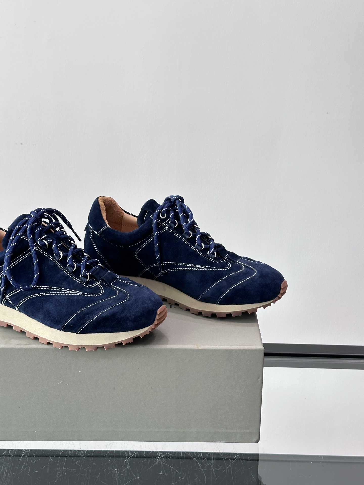 Brunello Cucinelli 运动板男鞋 此款运动鞋面料采用意大利进口高丝光水洗翻毛皮和意大利进