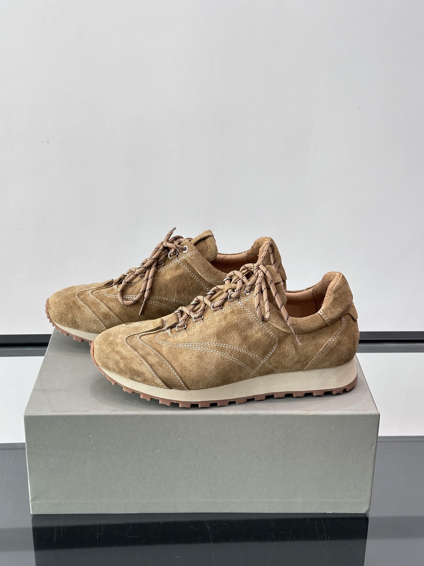 Brunello Cucinelli 运动板男鞋 此款运动鞋面料采用意大利进口高丝光水洗翻毛皮和意大利进