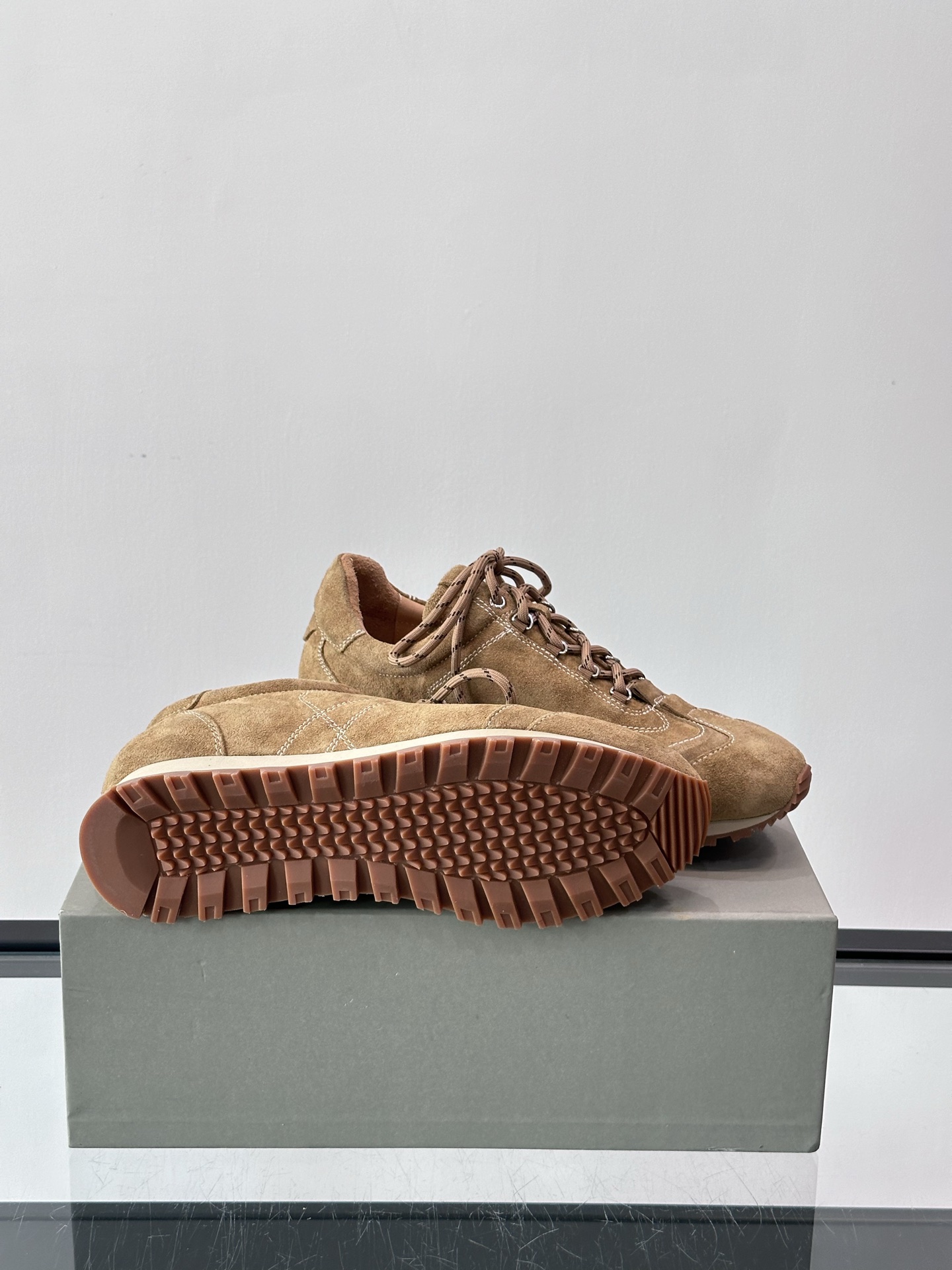 Brunello Cucinelli 运动板男鞋 此款运动鞋面料采用意大利进口高丝光水洗翻毛皮和意大利进