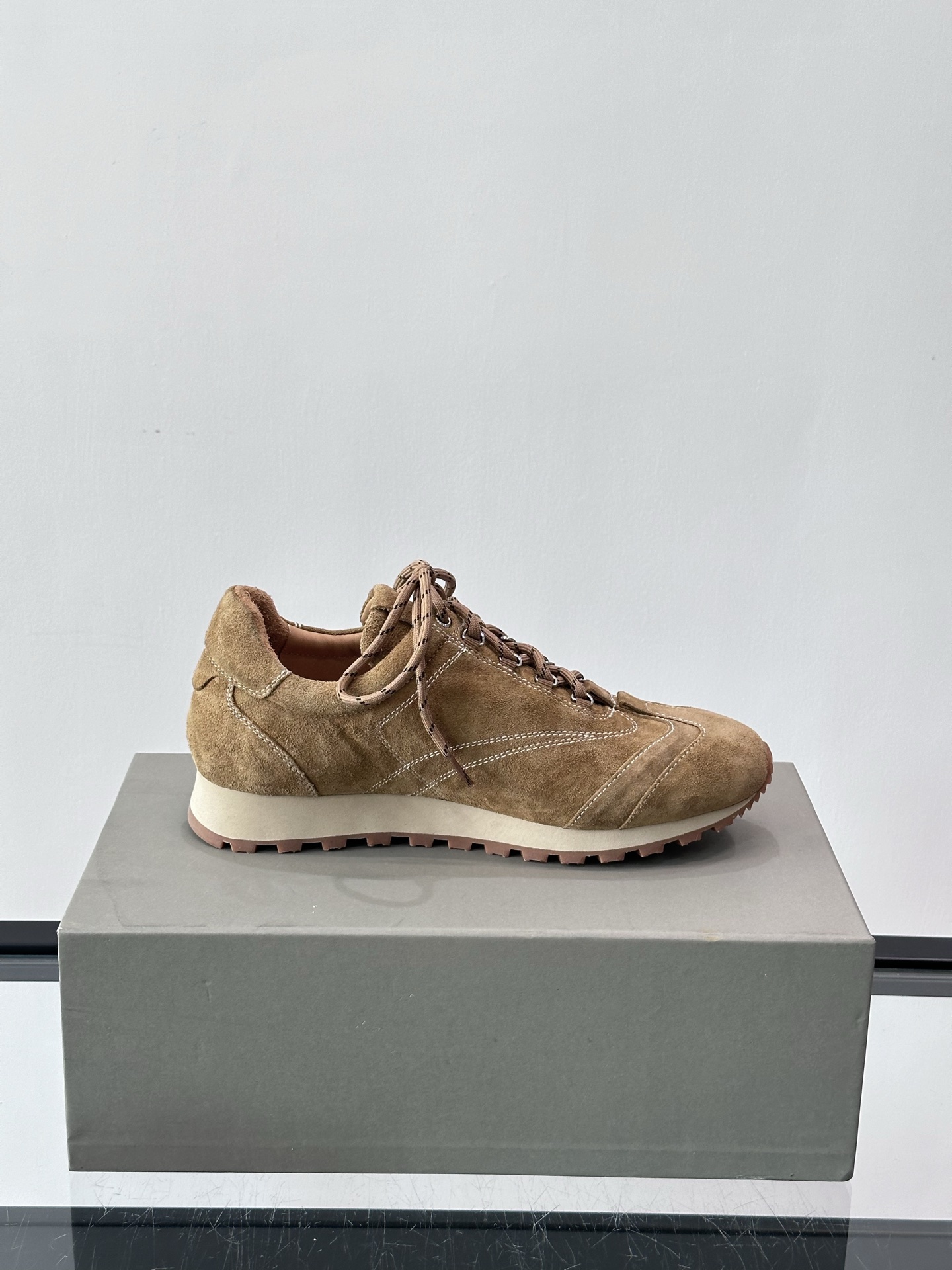 Brunello Cucinelli 运动板男鞋 此款运动鞋面料采用意大利进口高丝光水洗翻毛皮和意大利进