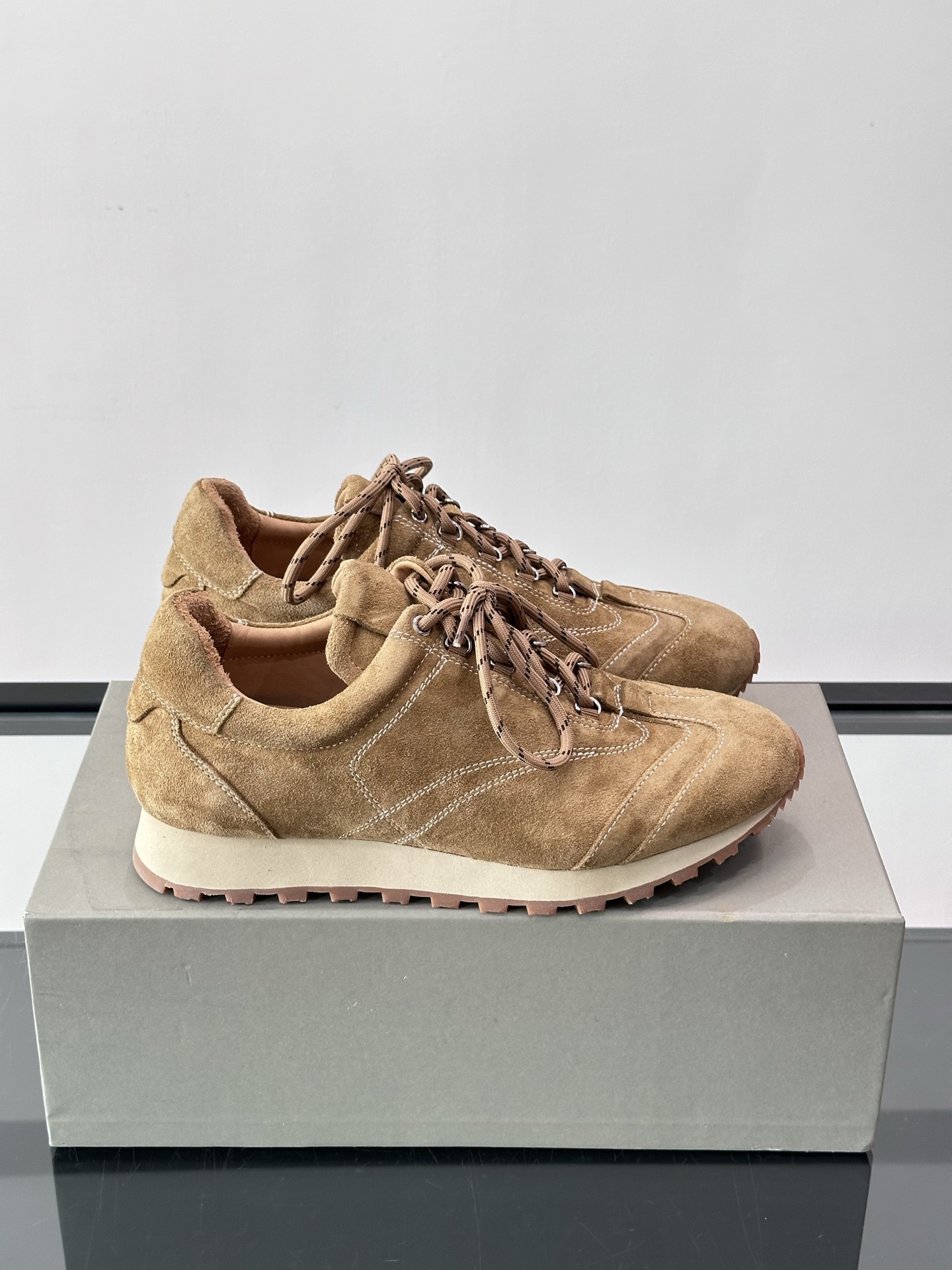 Brunello Cucinelli 运动板男鞋 此款运动鞋面料采用意大利进口高丝光水洗翻毛皮和意大利进