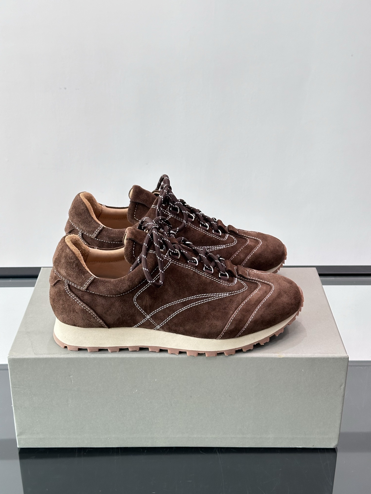 Brunello Cucinelli 运动板男鞋 此款运动鞋面料采用意大利进口高丝光水洗翻毛皮和意大利进