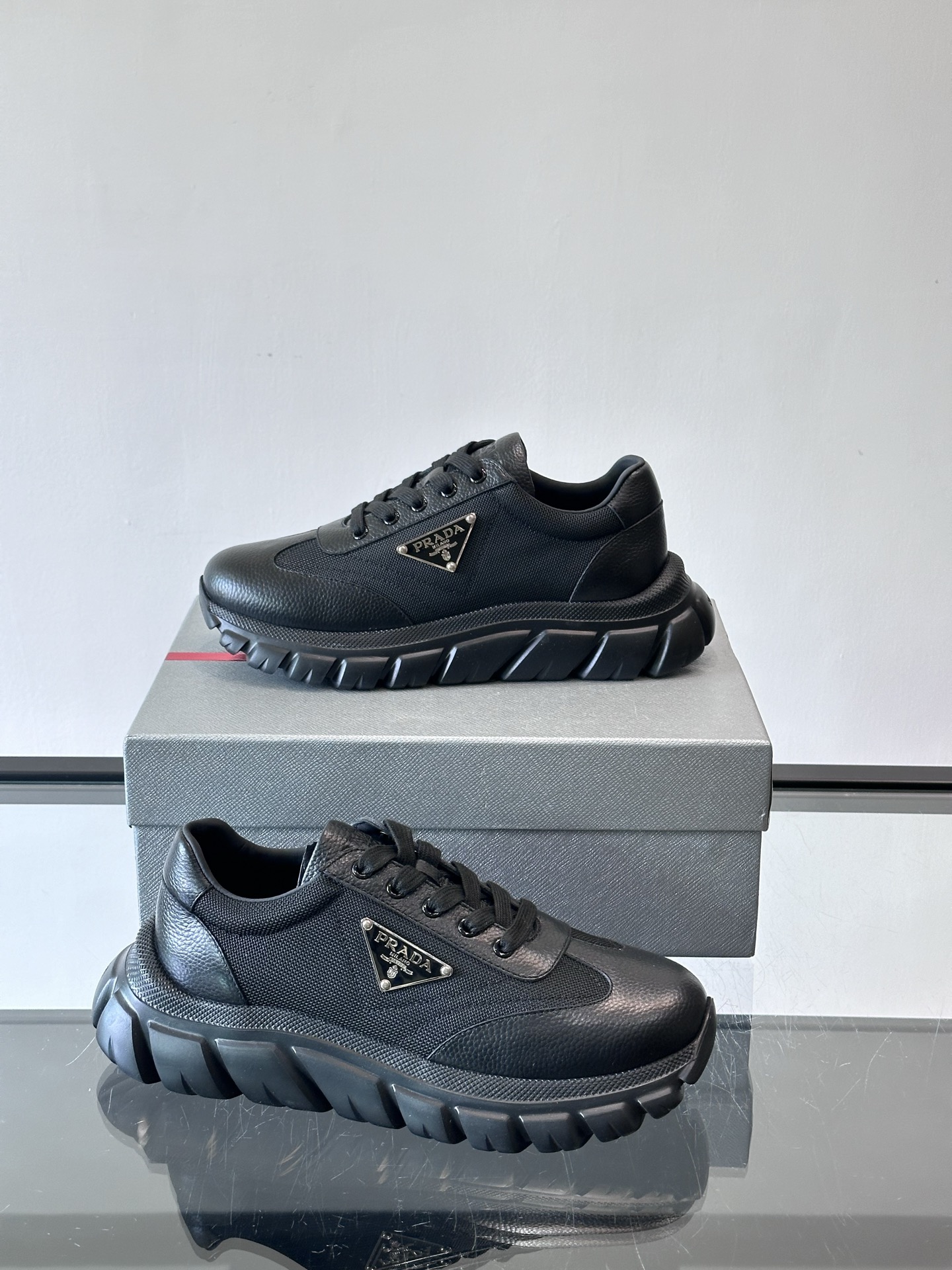 Prada男士运动鞋，选用进口牛皮，柔软细腻，搭配经典三角标，品牌辨识度超高✨。厚底设计，轻盈又舒适，日