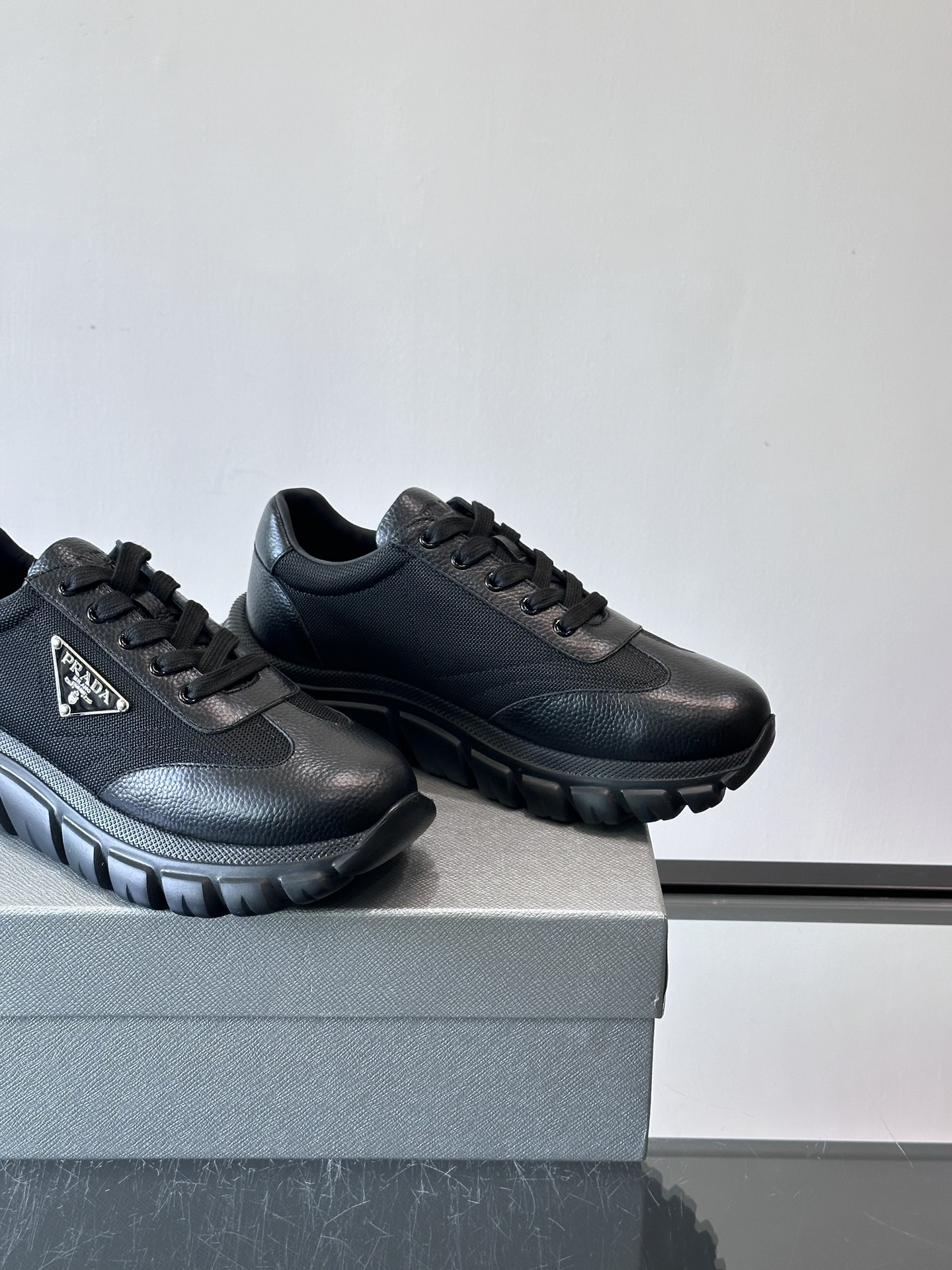 Prada男士运动鞋，选用进口牛皮，柔软细腻，搭配经典三角标，品牌辨识度超高✨。厚底设计，轻盈又舒适，日