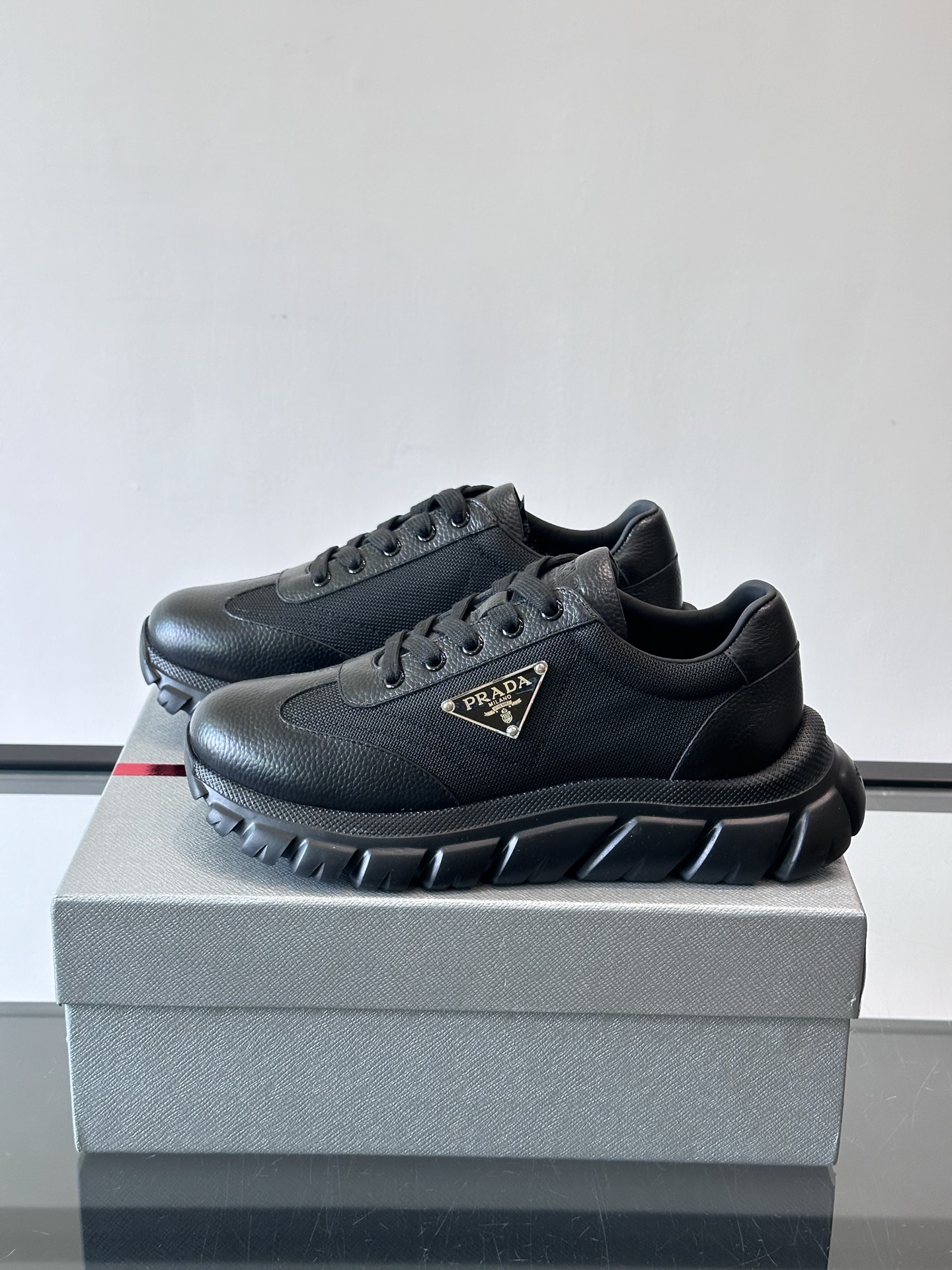Prada男士运动鞋，选用进口牛皮，柔软细腻，搭配经典三角标，品牌辨识度超高✨。厚底设计，轻盈又舒适，日