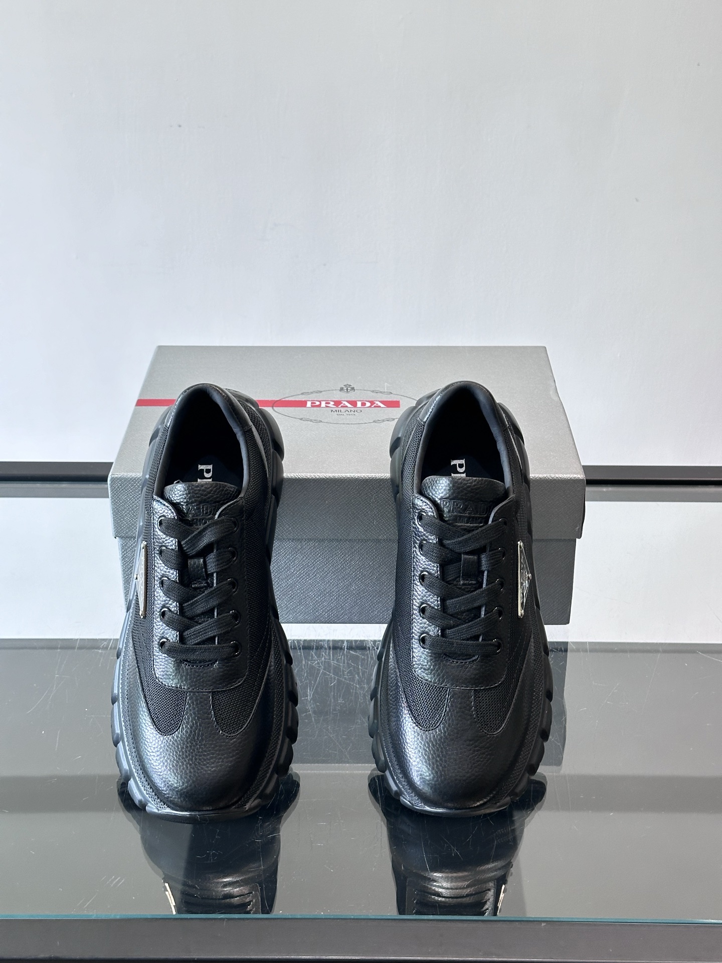 Prada男士运动鞋，选用进口牛皮，柔软细腻，搭配经典三角标，品牌辨识度超高✨。厚底设计，轻盈又舒适，日
