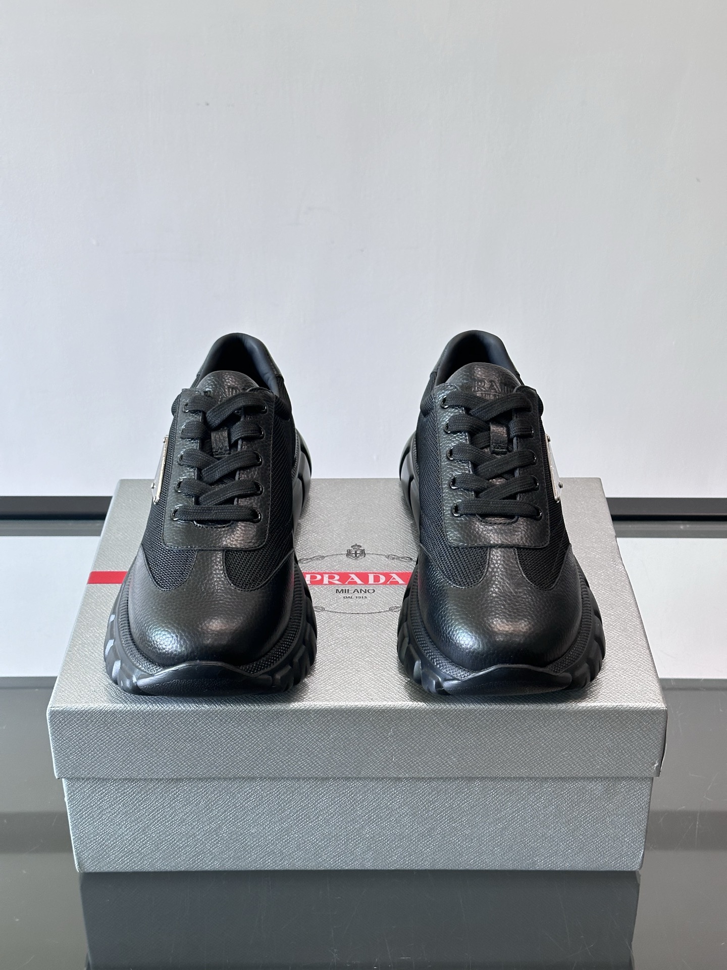 Prada男士运动鞋，选用进口牛皮，柔软细腻，搭配经典三角标，品牌辨识度超高✨。厚底设计，轻盈又舒适，日