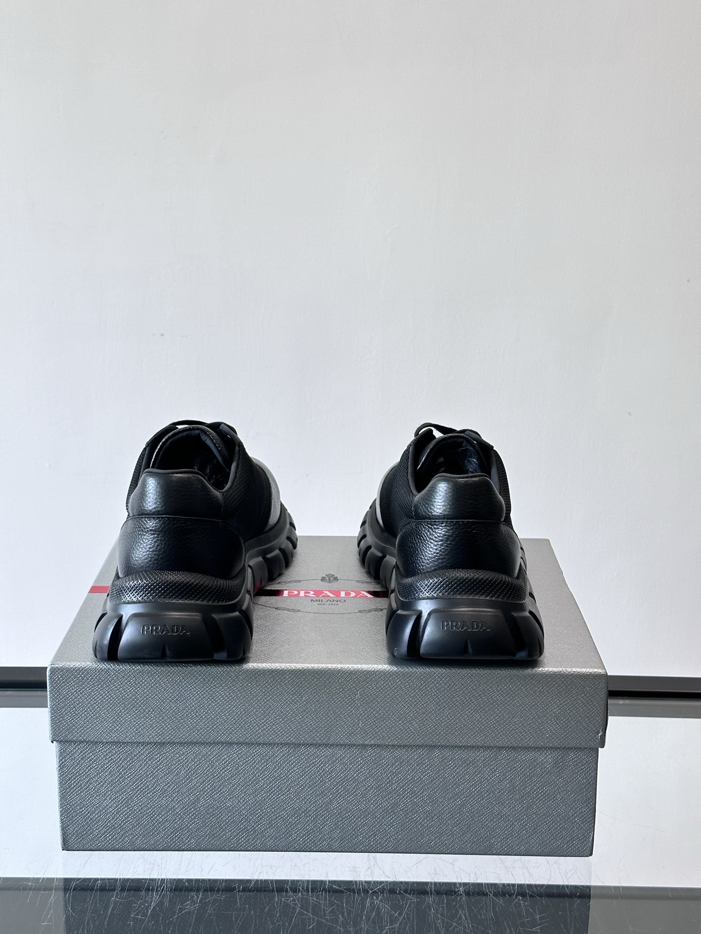 Prada男士运动鞋，选用进口牛皮，柔软细腻，搭配经典三角标，品牌辨识度超高✨。厚底设计，轻盈又舒适，日