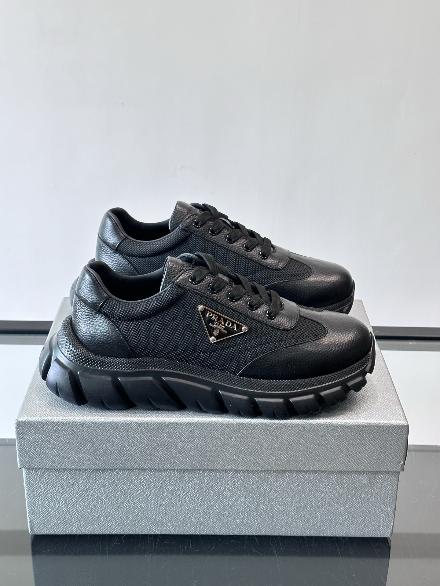 Prada男士运动鞋，选用进口牛皮，柔软细腻，搭配经典三角标，品牌辨识度超高✨。厚底设计，轻盈又舒适，日
