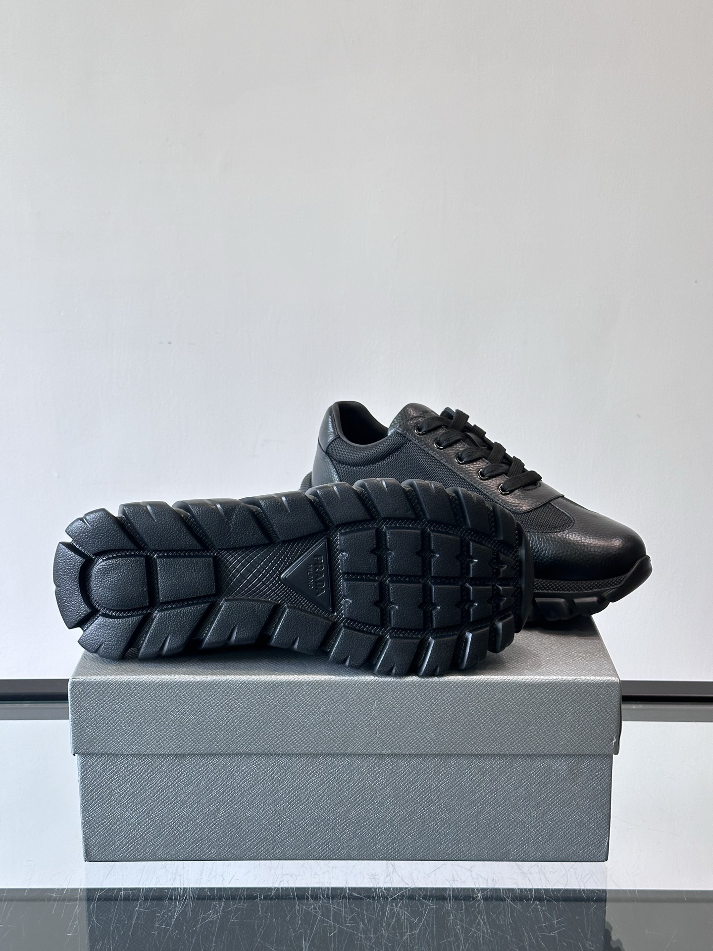 Prada男士运动鞋，选用进口牛皮，柔软细腻，搭配经典三角标，品牌辨识度超高✨。厚底设计，轻盈又舒适，日