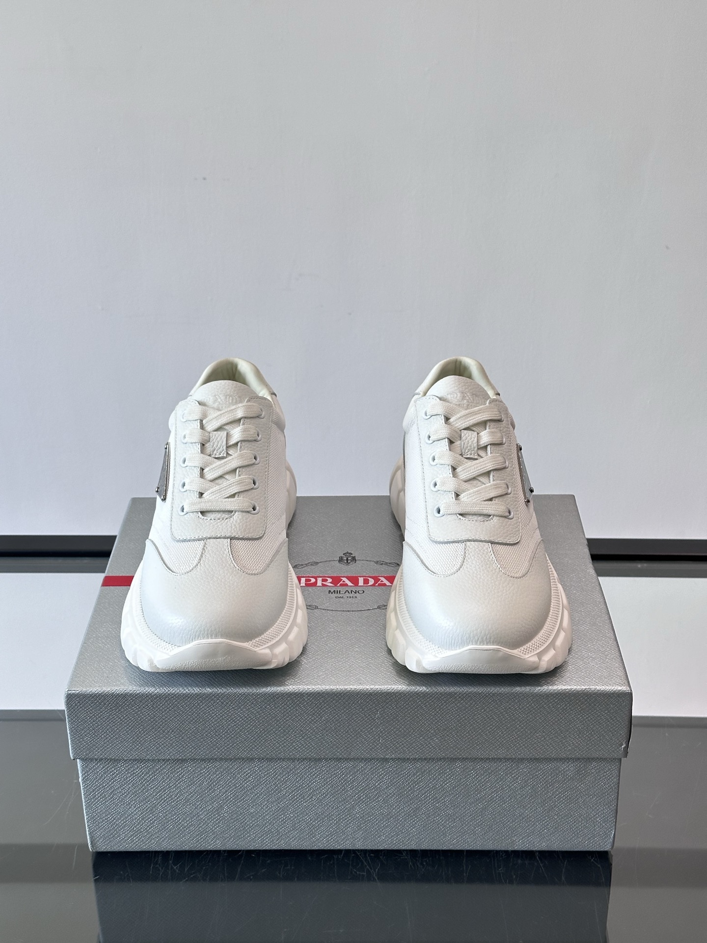 Prada男士运动鞋，选用进口牛皮，柔软细腻，搭配经典三角标，品牌辨识度超高✨。厚底设计，轻盈又舒适，日