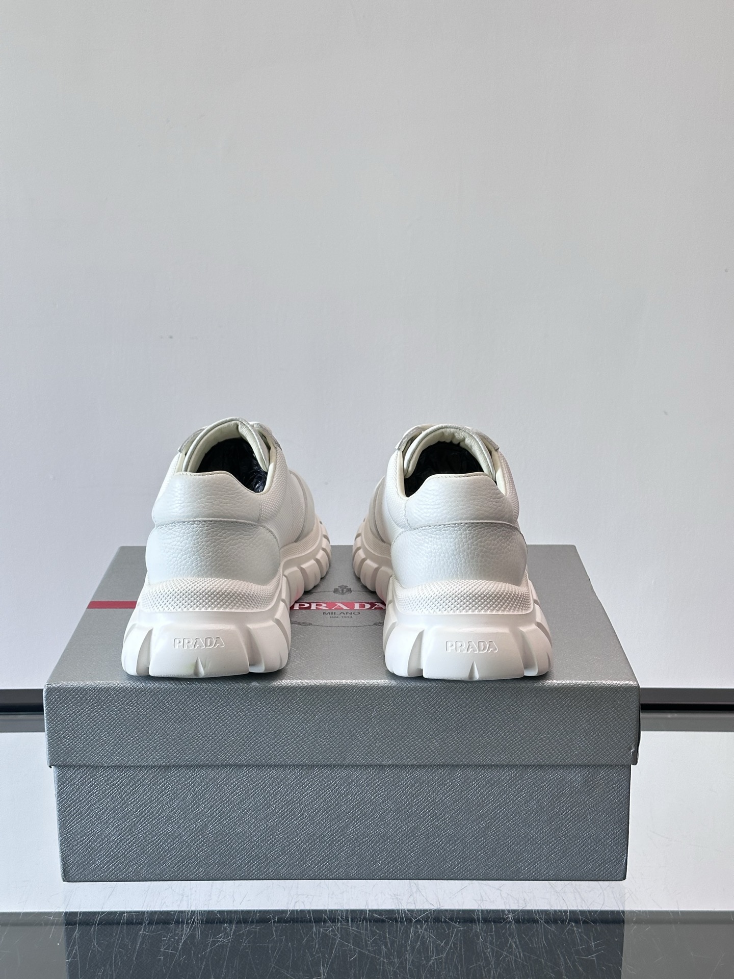 Prada男士运动鞋，选用进口牛皮，柔软细腻，搭配经典三角标，品牌辨识度超高✨。厚底设计，轻盈又舒适，日