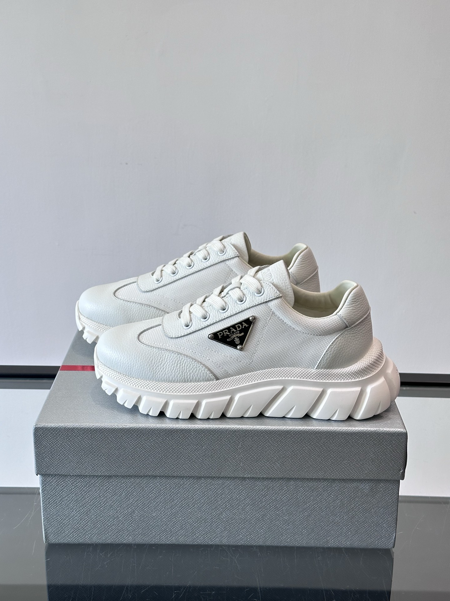 Prada男士运动鞋，选用进口牛皮，柔软细腻，搭配经典三角标，品牌辨识度超高✨。厚底设计，轻盈又舒适，日