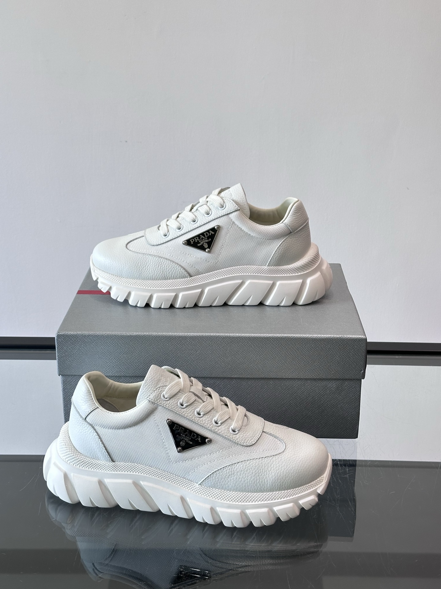 Prada男士运动鞋，选用进口牛皮，柔软细腻，搭配经典三角标，品牌辨识度超高✨。厚底设计，轻盈又舒适，日