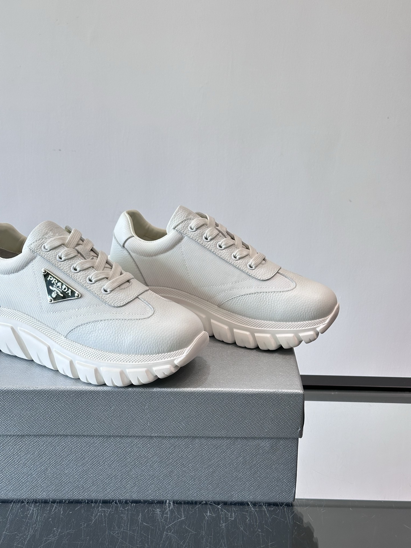 Prada男士运动鞋，选用进口牛皮，柔软细腻，搭配经典三角标，品牌辨识度超高✨。厚底设计，轻盈又舒适，日